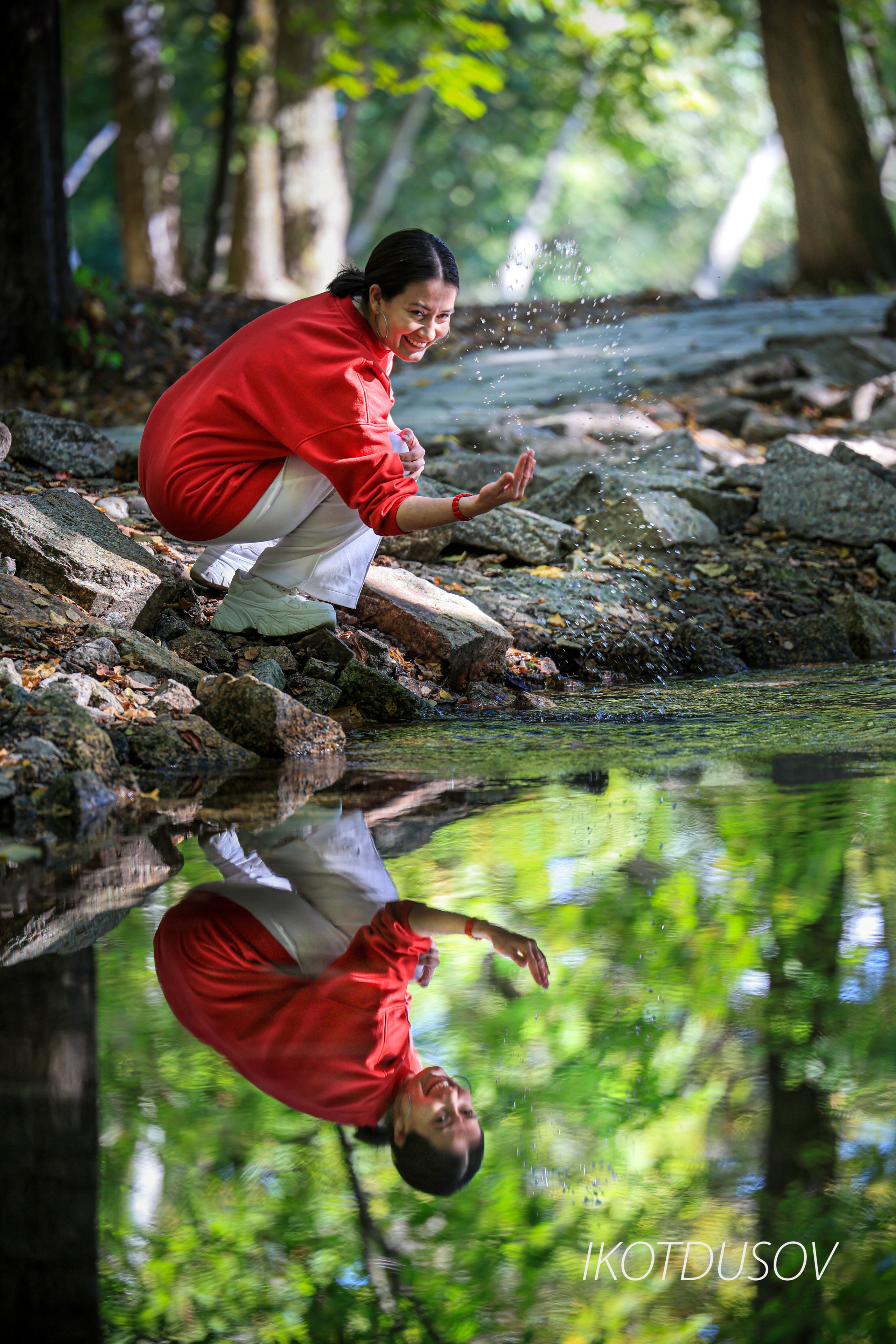 Фотограф Илнар Котдусов - портрет девушки у воды с её отражением.