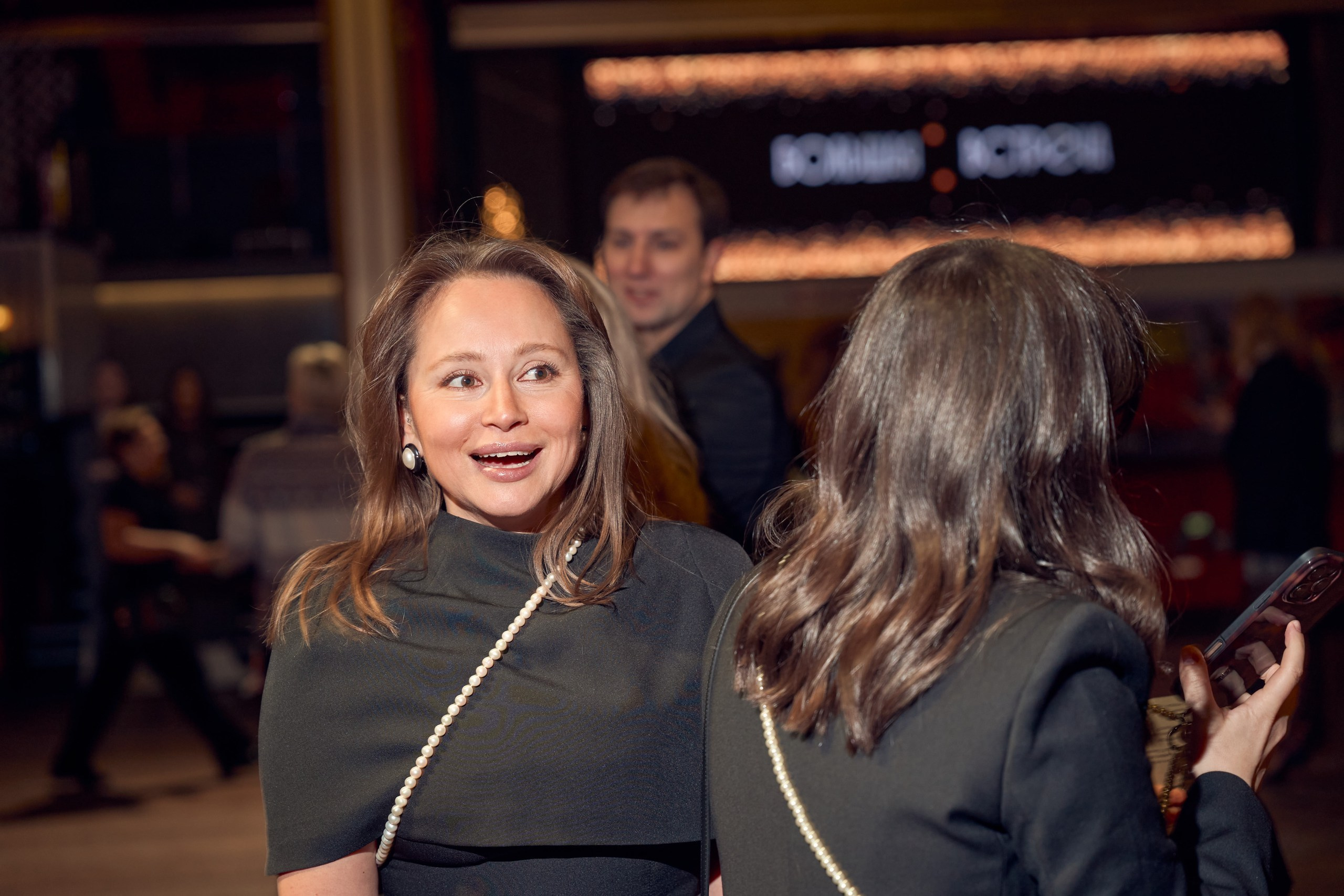 эмоциональный кадр общения двух девушек