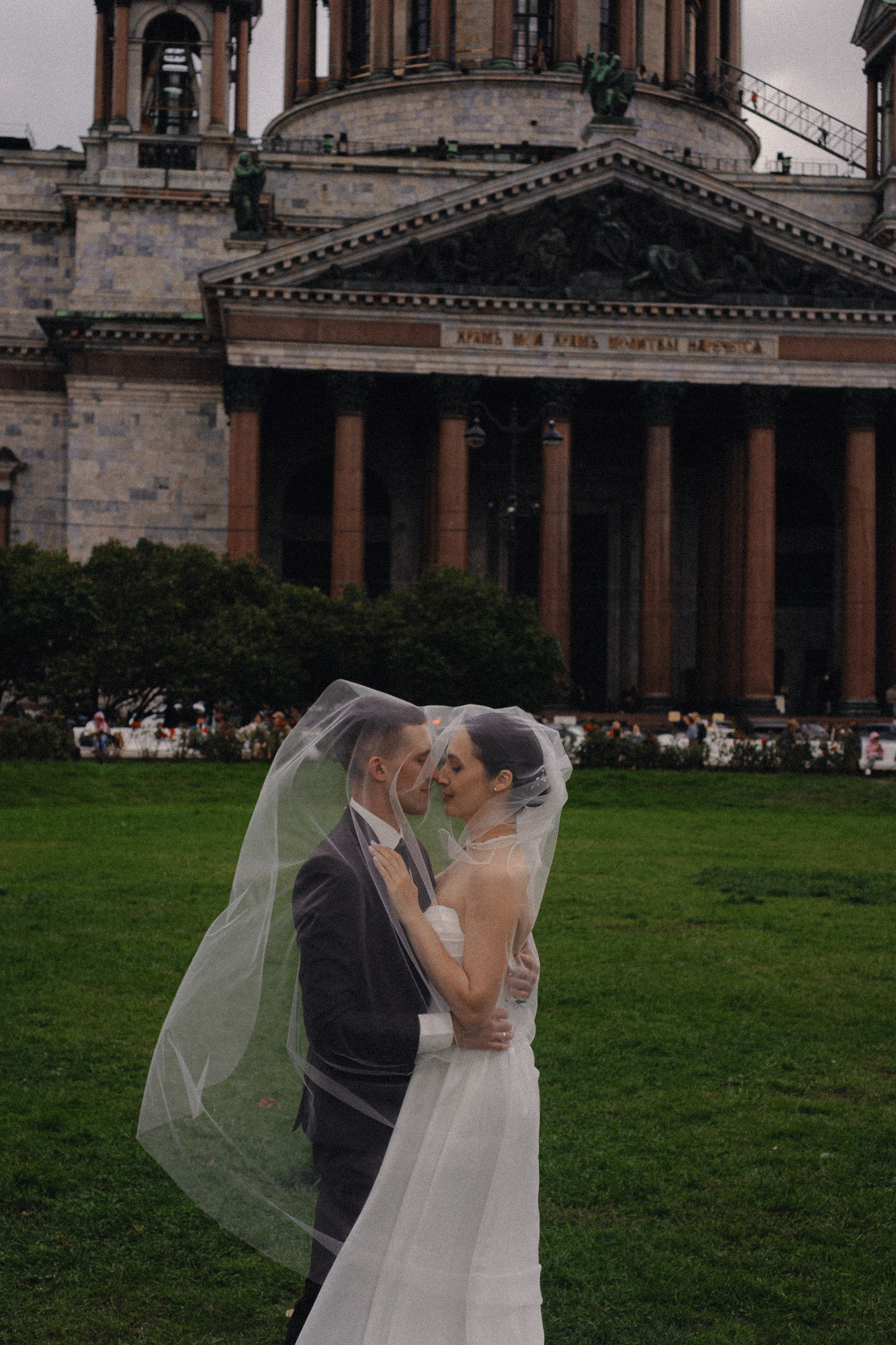 СВАДЕБНАЯ ПРОГУЛКА В САНТК-ПЕТЕРБУРГЕ (ИСАКИЕВСКИЙ СОБОР, ЗИМНЯЯ КАНАВКА, ЭРМИТАЖ И БОЛЬШАЯ МОРСКАЯ УЛИЦА). Профессиональный фотограф, Санкт-Петербург — Виктория Богомолова