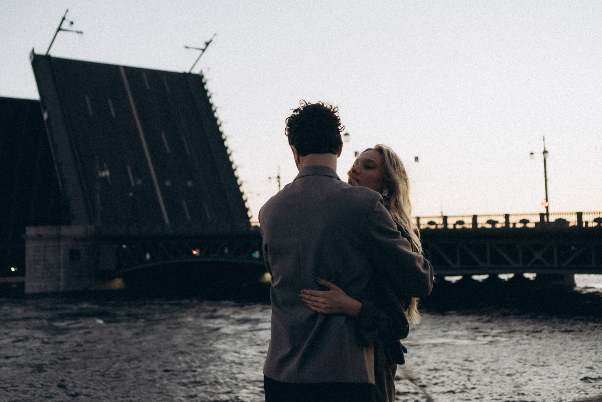 СВАДЕБНАЯ СЬЕМКА ПАРЫ НА РАССВЕТЕ В БЕЛЫЕ НОЧИ И ПРОГУЛКА С РАЗВОДНЫМИ МОСТАМИ И ПИКНИК ВОЗЛЕ ИСАКИЕВСКОГО СОБОРА. Профессиональный фотограф, Санкт-Петербург — Виктория Богомолова