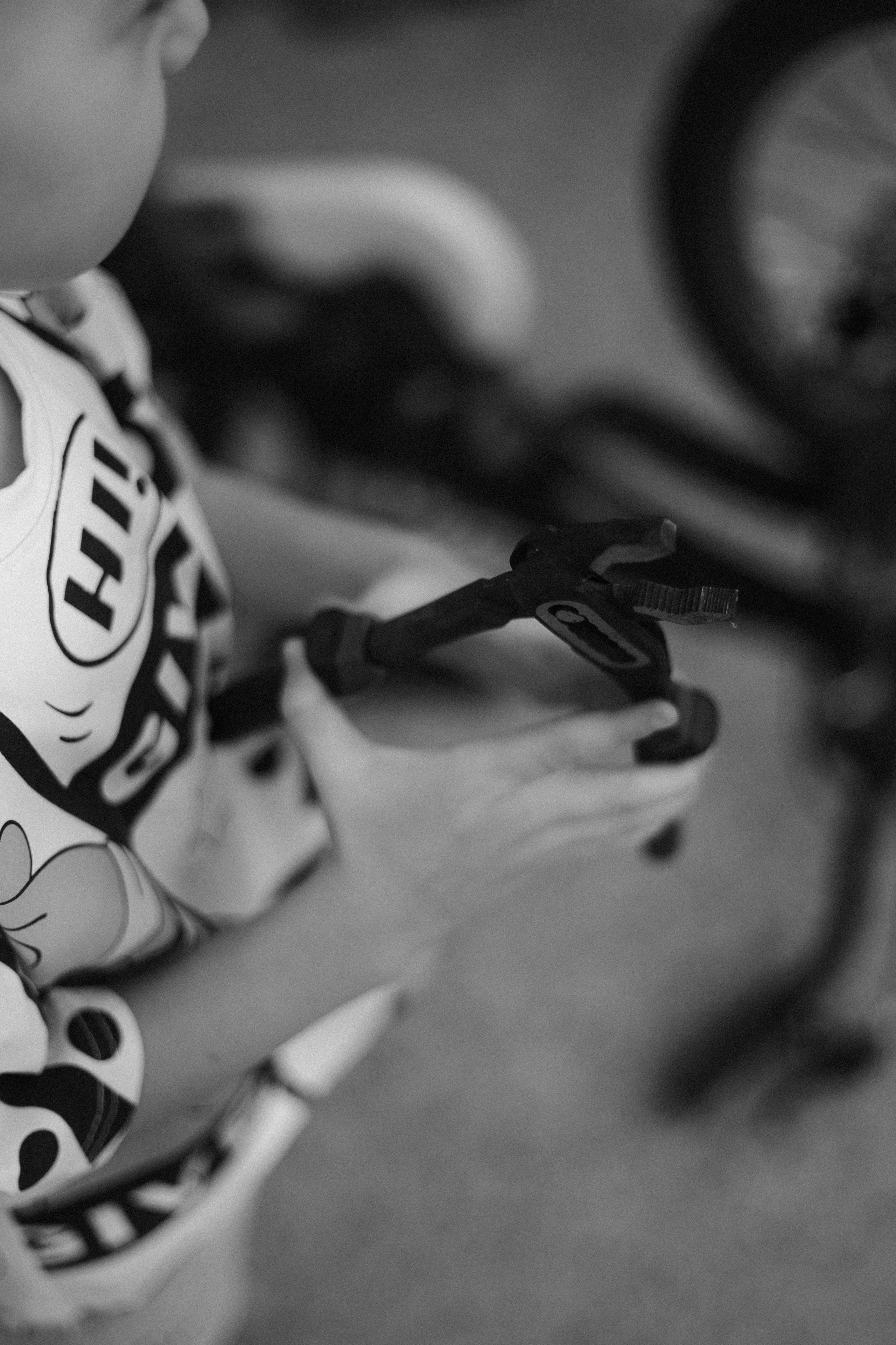 Папа учит сына кататься на велосипеде. Фотограф в Крыму | Виктория Нотевская