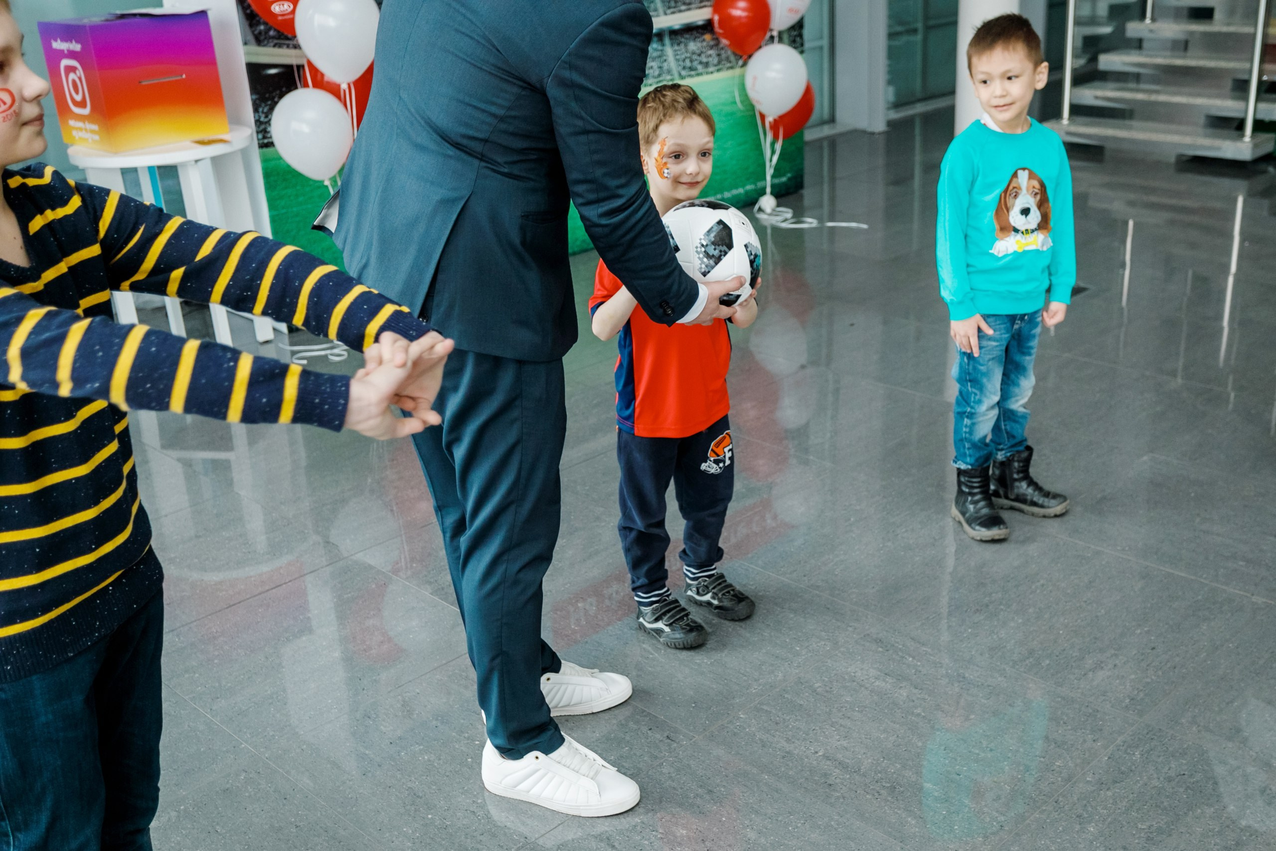 Розыгрыш билетов на ЧМ по футболу FIFA @ Киа Центр. Репортажный фотограф Максим Полянский. Москва, Санкт-Петербург, Красноярск