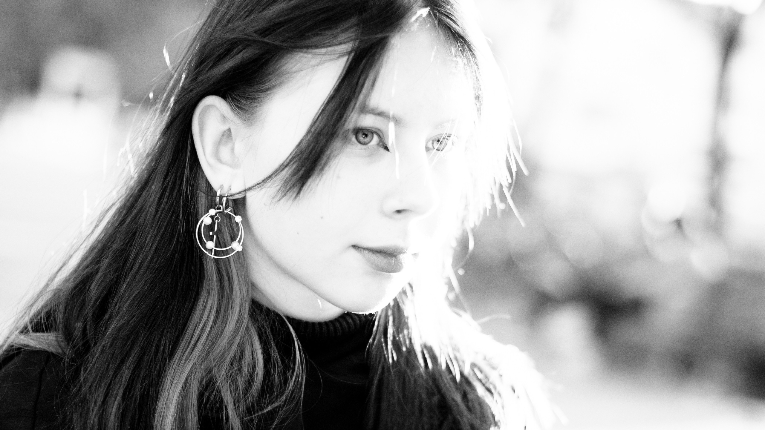 Портет девушки, черно-белое фото