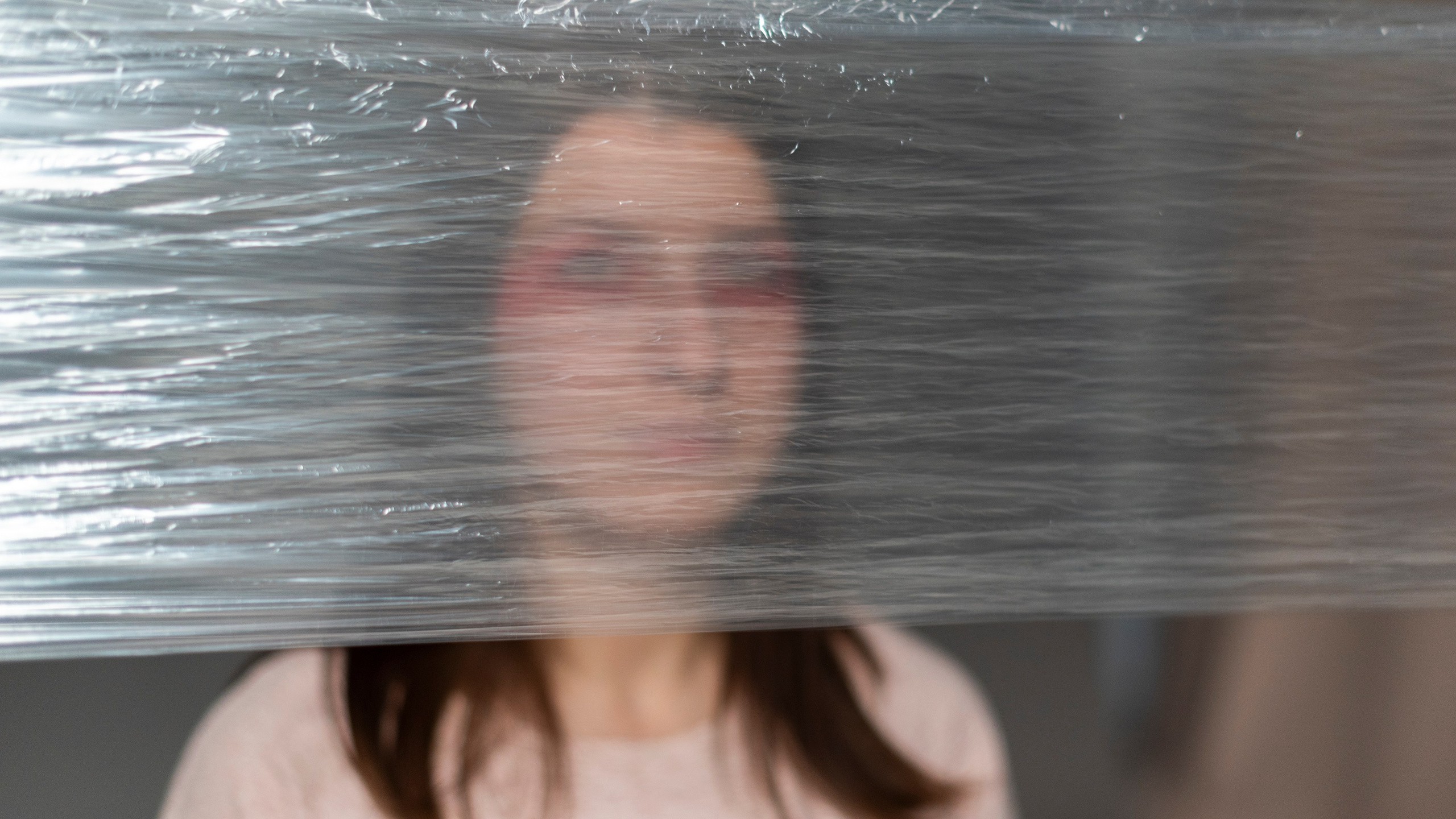 Фотопроект самоизоляция, сомнамбула, сновидческие видения, философия, одиночество, арт-фотография. девушка пищевая плёнка