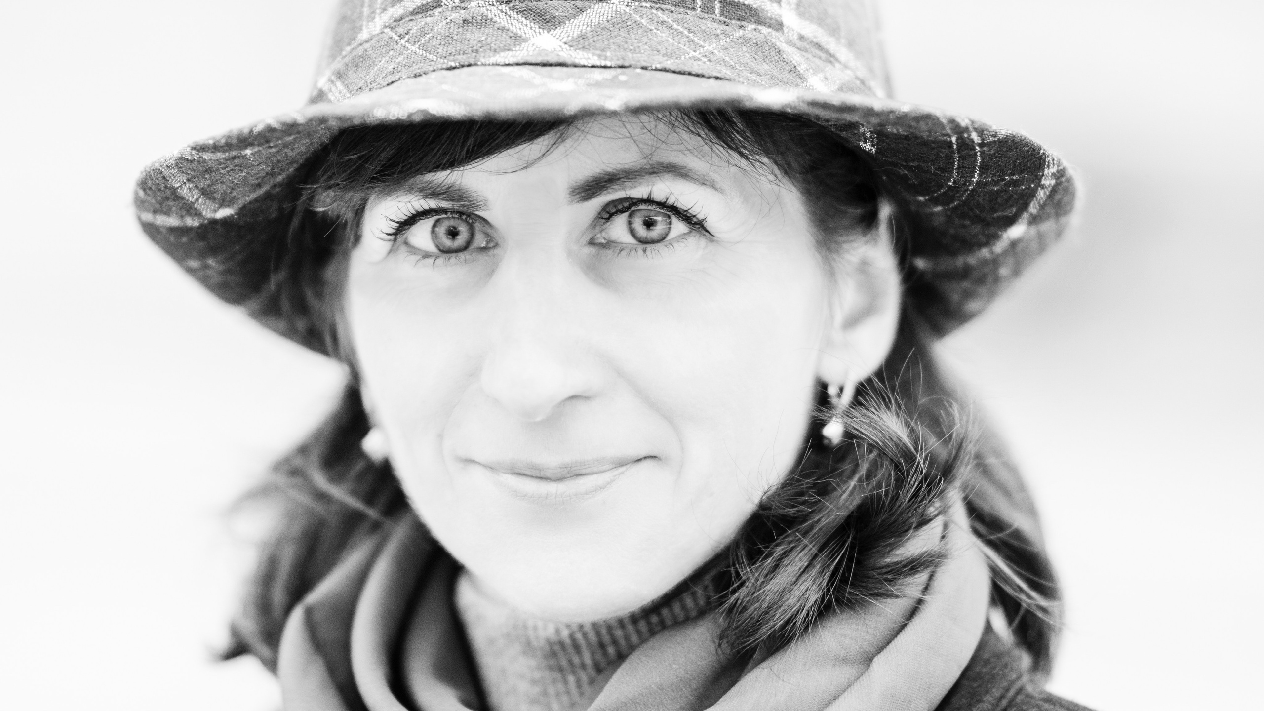 Портет девушки, черно-белое фото