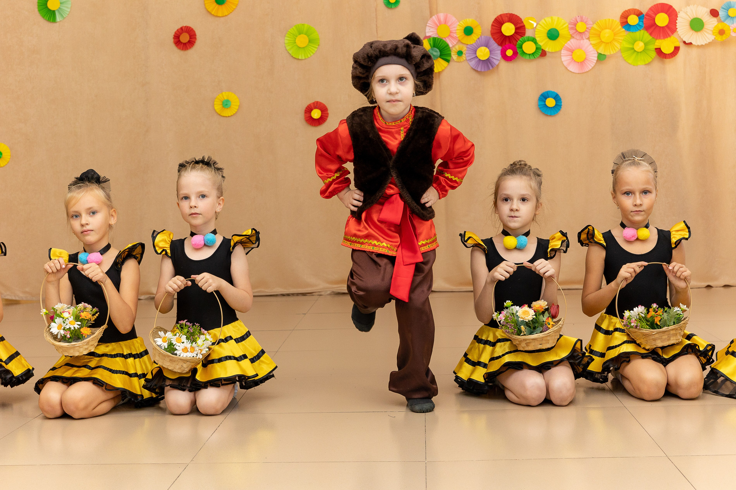 Выступление танцевального коллектива Браво. Выпускные альбомы во Владивостоке