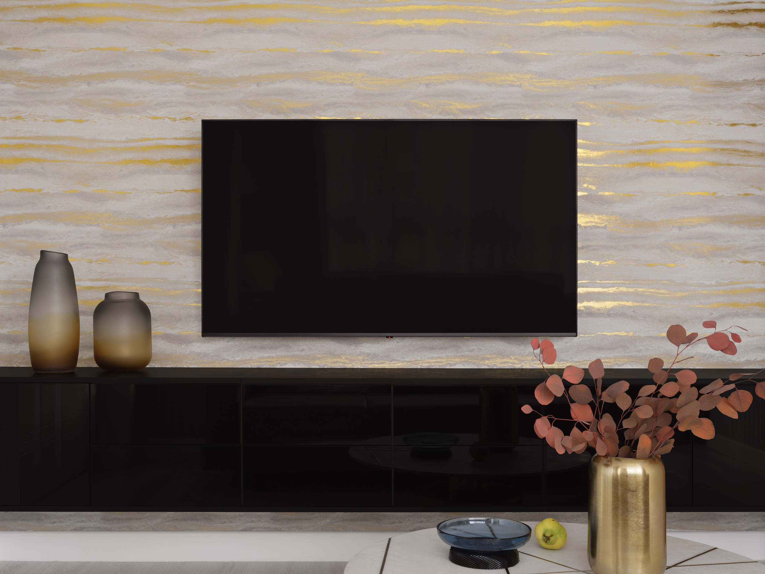 Фото современного дизайна интерьера спальни с телевизором и декоративными вазами, стильный акцент на золотые элементы отделки стены. Уютная атмосфера и гармония. Дизайнер: Ольга Рубченко, стилист: Екатерина Ракитина, фотограф: Сергей Денисенко.