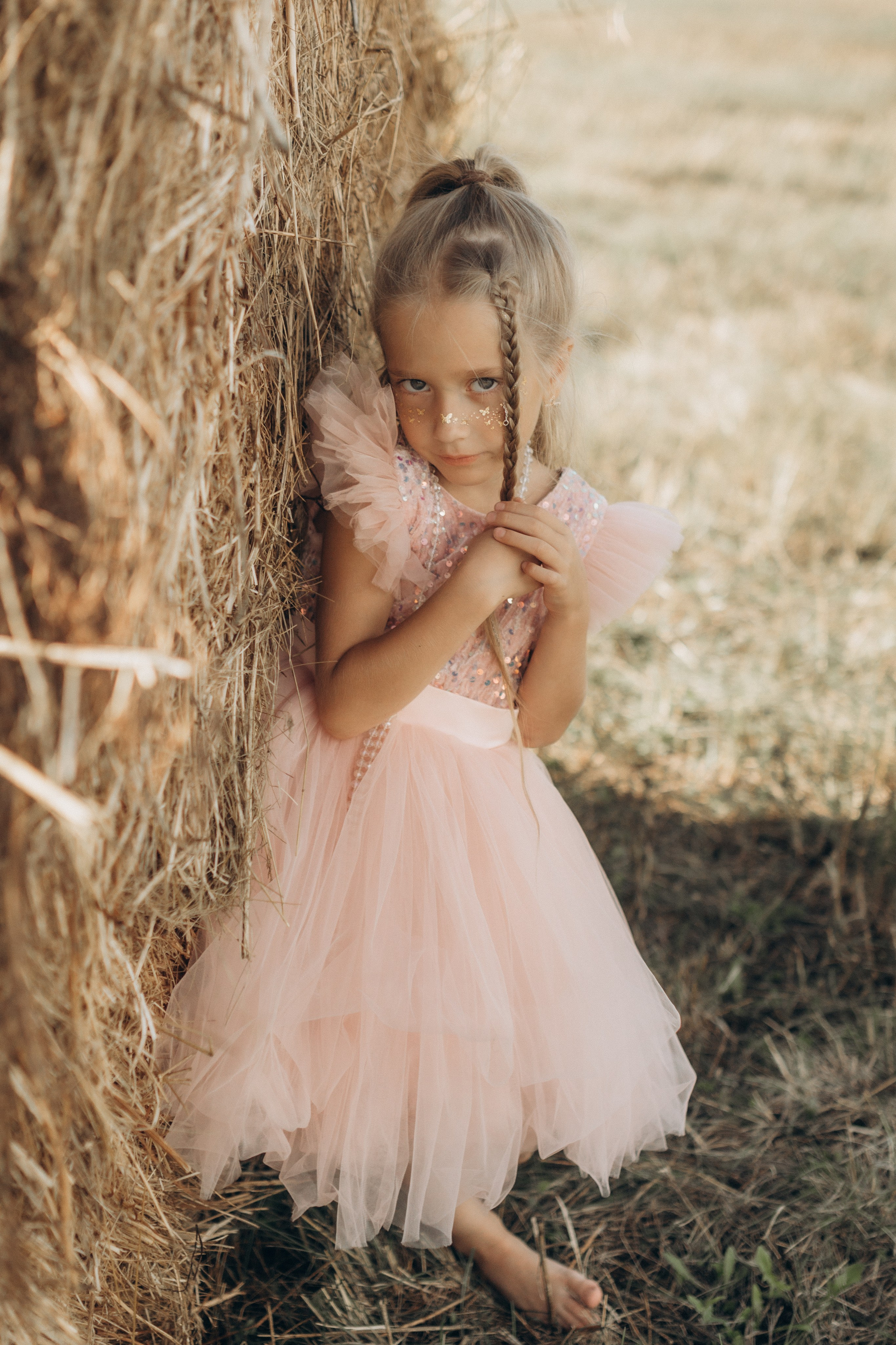 Вика и Миша на сене. Семейный фотограф lifestyle в Новосибирске Елена Шпилевая