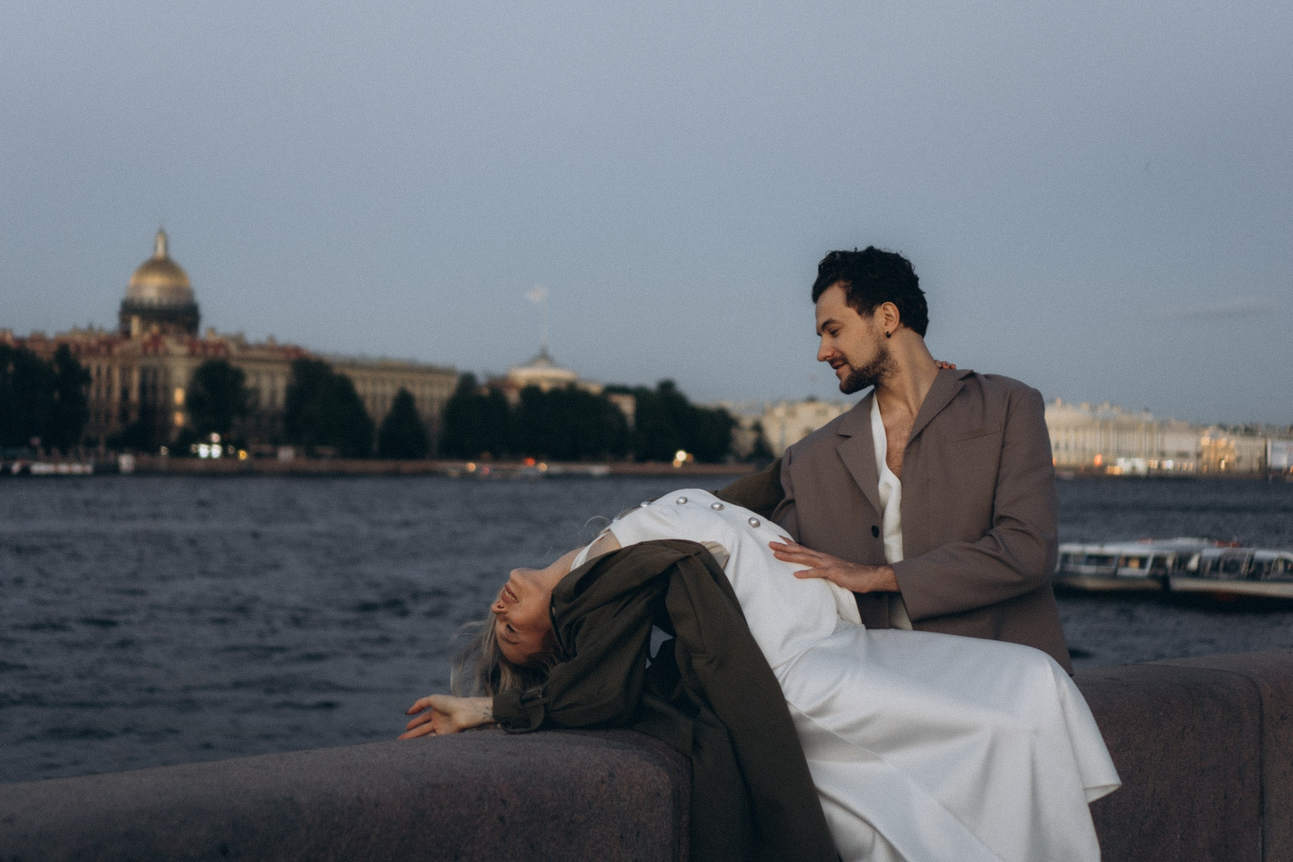 СВАДЕБНАЯ СЬЕМКА ПАРЫ НА РАССВЕТЕ В БЕЛЫЕ НОЧИ И ПРОГУЛКА С РАЗВОДНЫМИ МОСТАМИ И ПИКНИК ВОЗЛЕ ИСАКИЕВСКОГО СОБОРА. Профессиональный фотограф, Санкт-Петербург — Виктория Богомолова