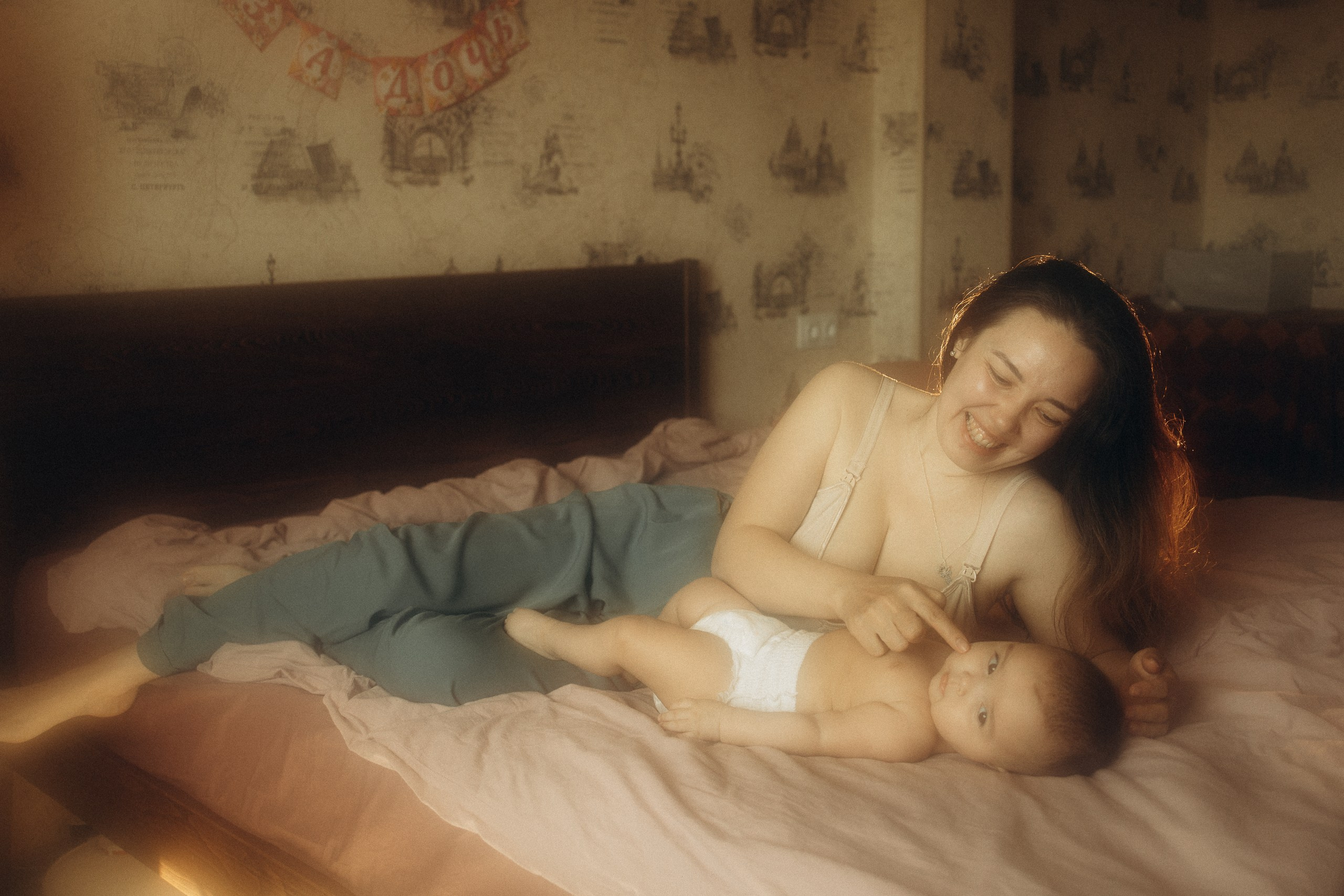 У Поли есть попугай Кеша, а ещё любящие мама с папой. Семейный фотограф Новосибирск Фотограф на выписку Новосибирск