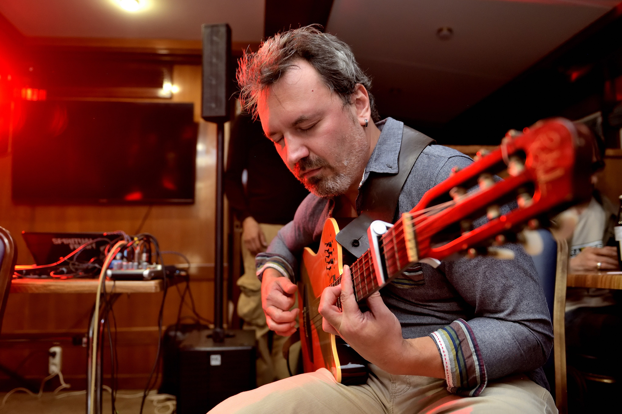 "Гитарист играет на гитаре во время концерта".