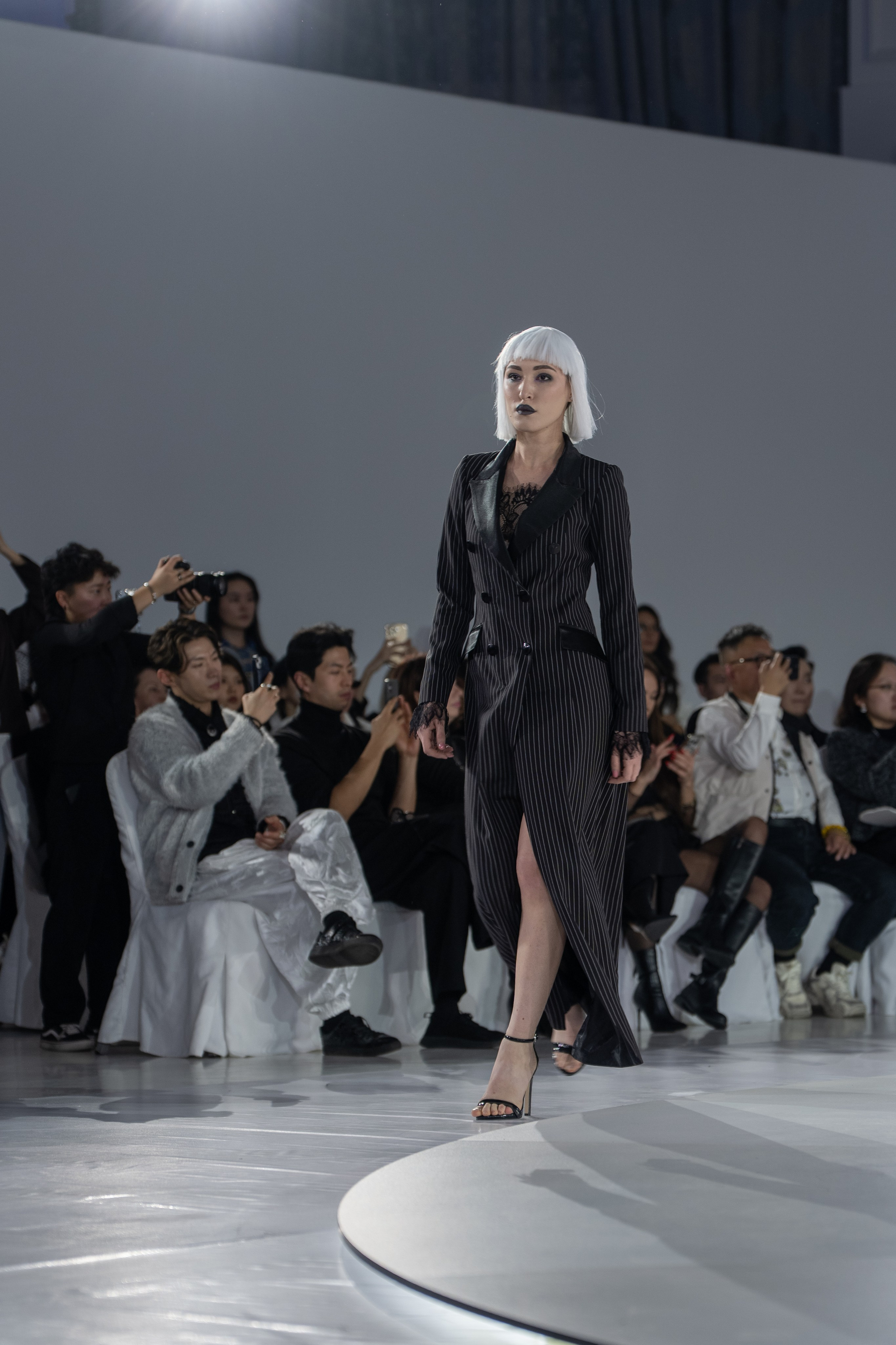 Дизайнер Umed Kuchkaliev. Сайт Алматинского НЮ АРТ, будуар и фэшн фотографа Дениса Карпенко