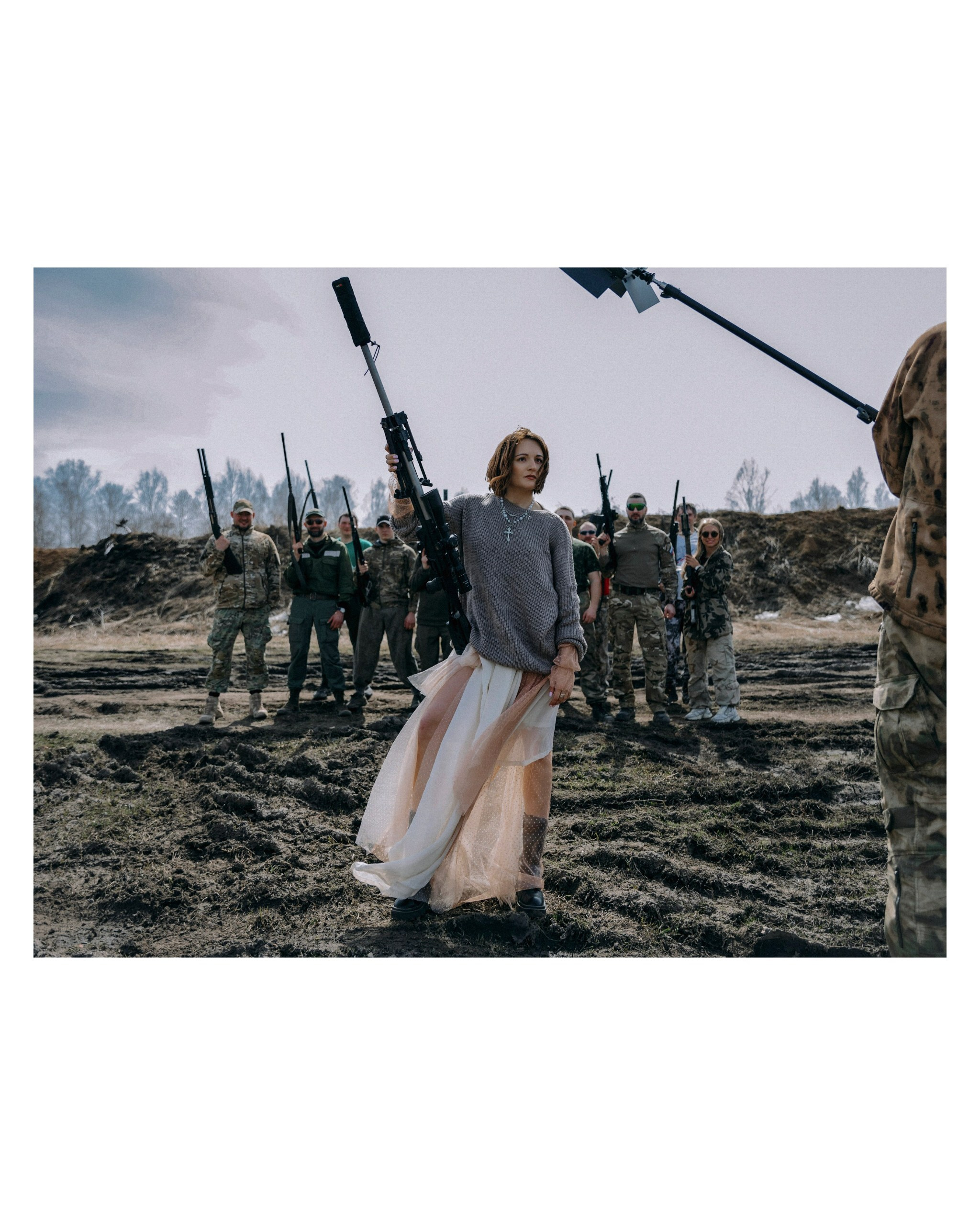 девушка в плтье в поле в армии