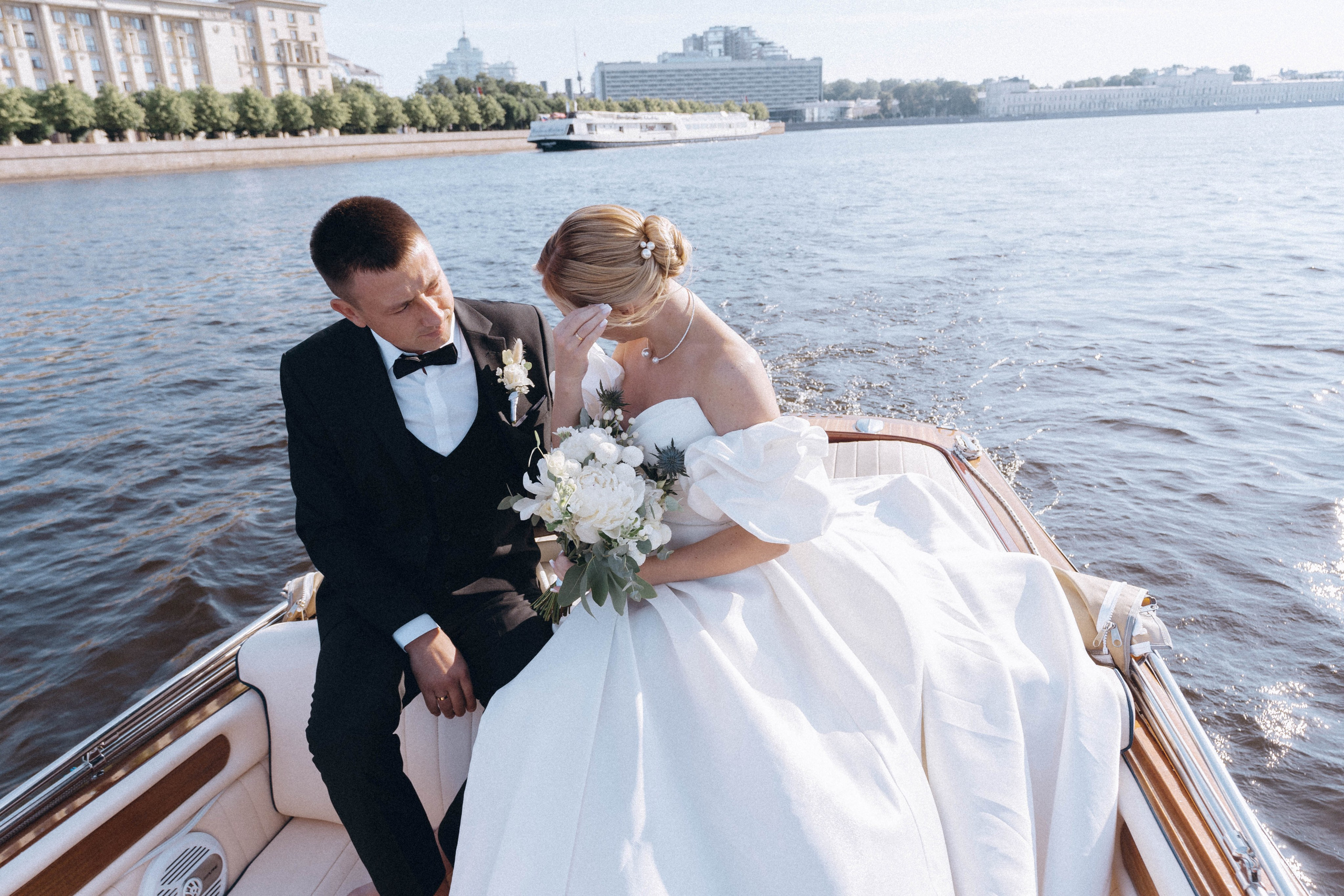 СВАДЕНБНАЯ СЬЕМКА НА КАТЕРЕ ПО КАНАЛАМ САНКТ-ПЕТЕРБУРГА И В АКВАТОРИИ НЕВЫ. Профессиональный фотограф, Санкт-Петербург — Виктория Богомолова