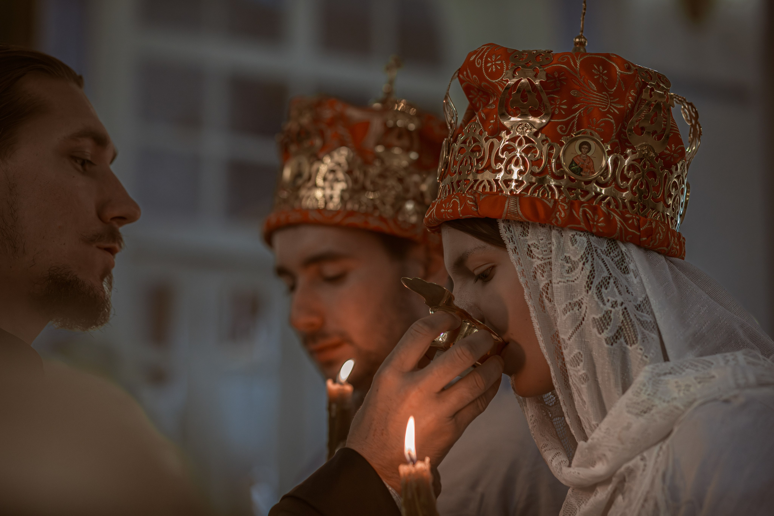 невеста пьет вино на венчании в кафедральном соборе Ташкента