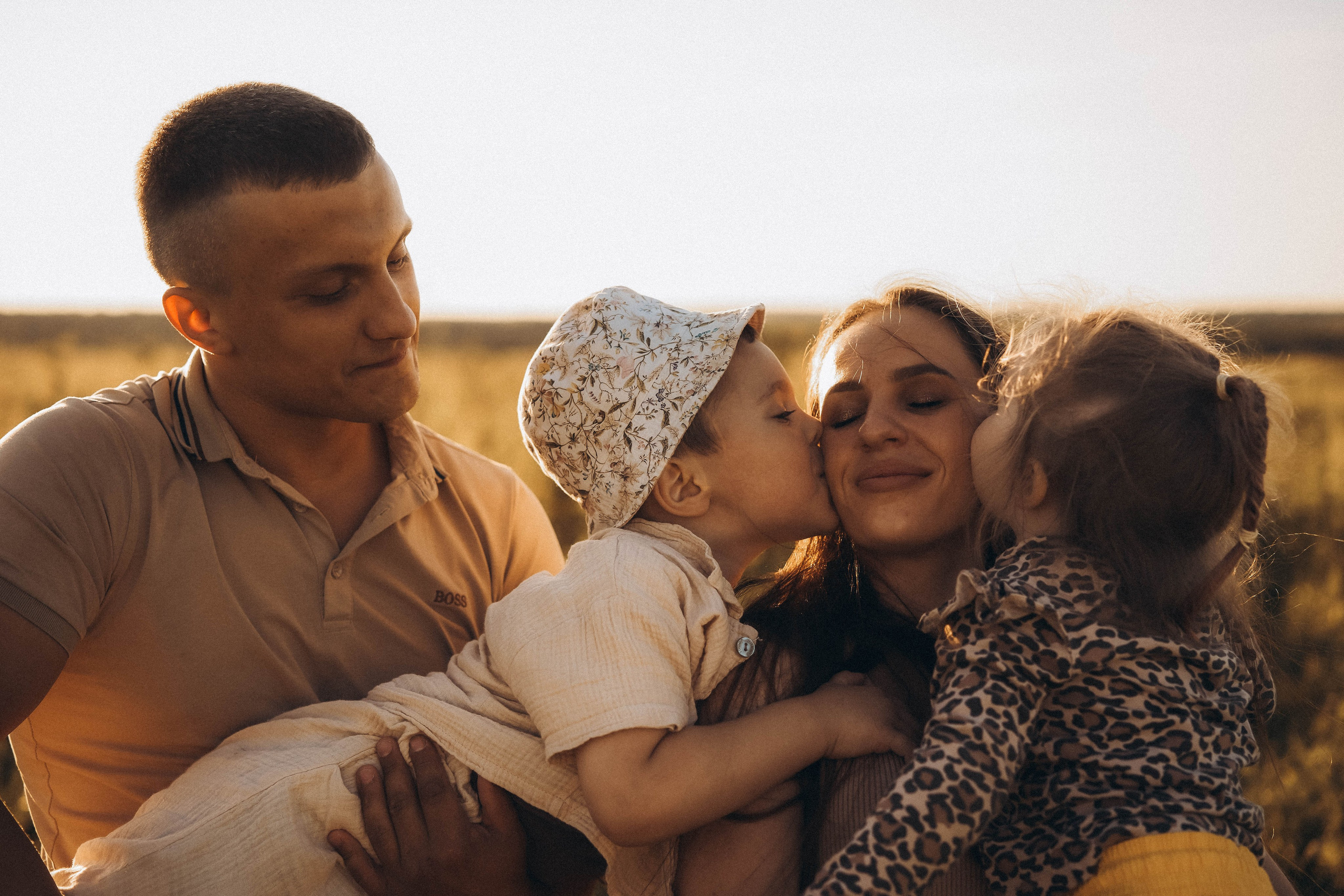 Семейная сьемка в поле на закате. Фотограф Екатеринбург Кокшарова Александра