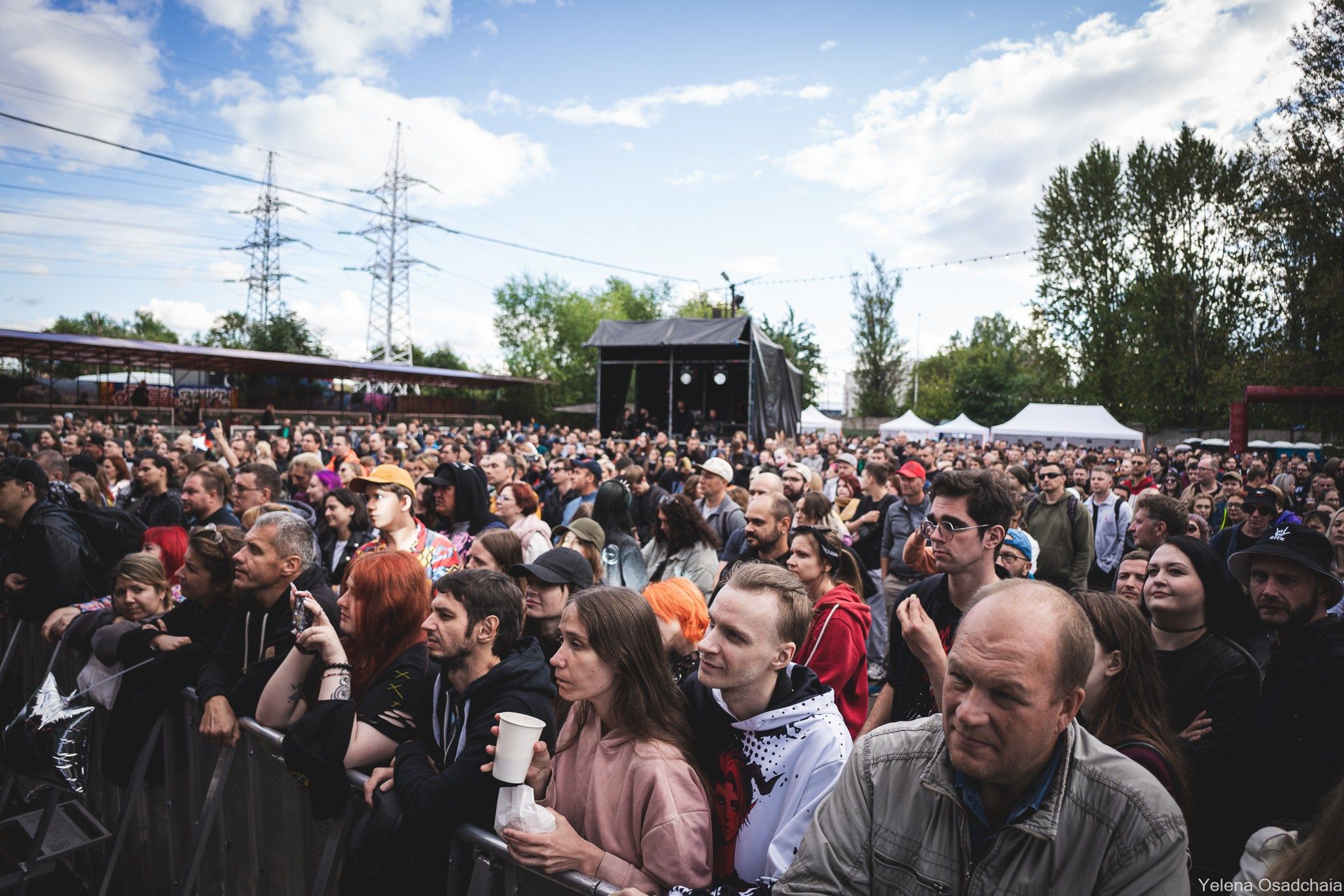 Живой 2025 — День 1. Елена Осадчая — фотографирую музыку на сцене и в жизни