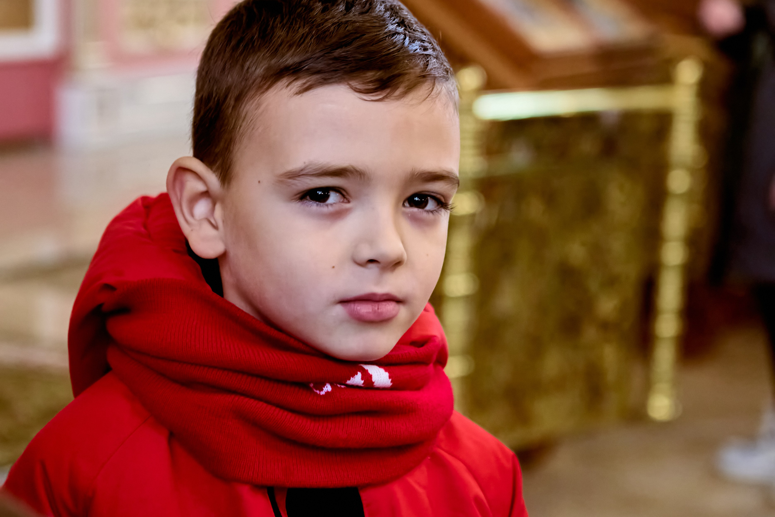Крупно-плановый портрет мальчик в красной куртке