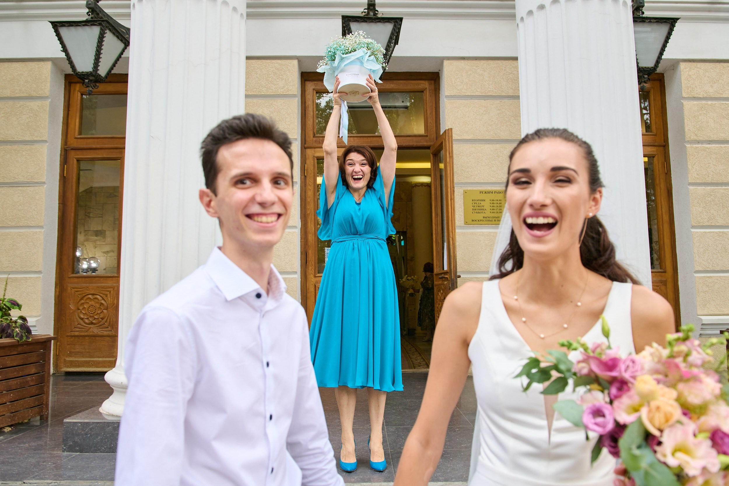 Свадебный фотограф Ростов —  эмоции матери после росписи дочери в центральном Кировском ЗАГСе