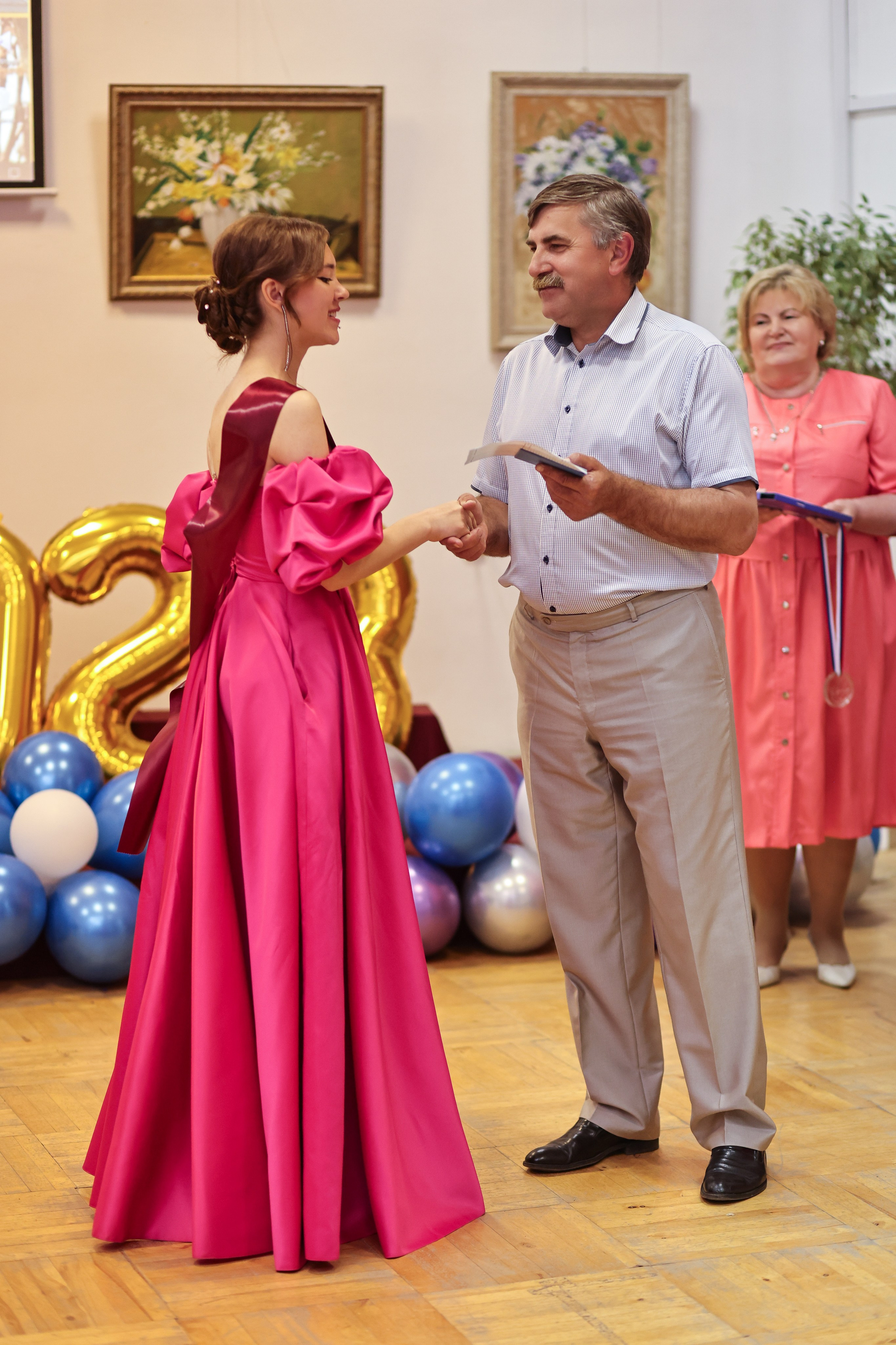 Вручение аттестатов. Школа № 7, выпускники 11 класса 2023 г. Студия выпускных альбомов Остров