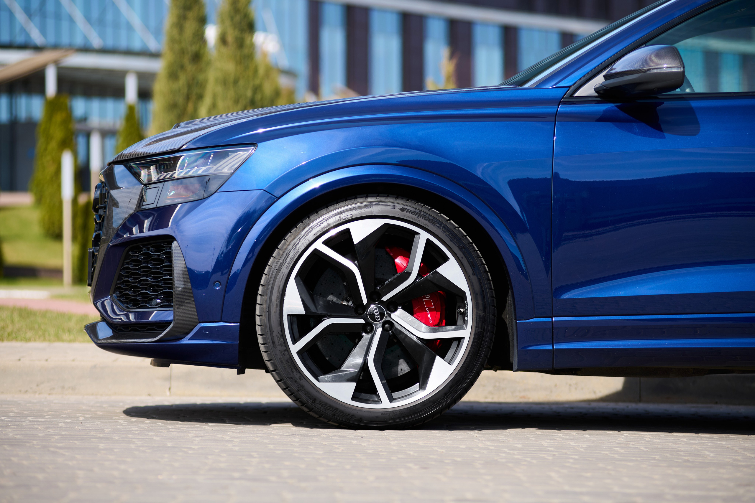 Передняя боковая часть Audi RS Q8 с крупным планом колеса и крыла