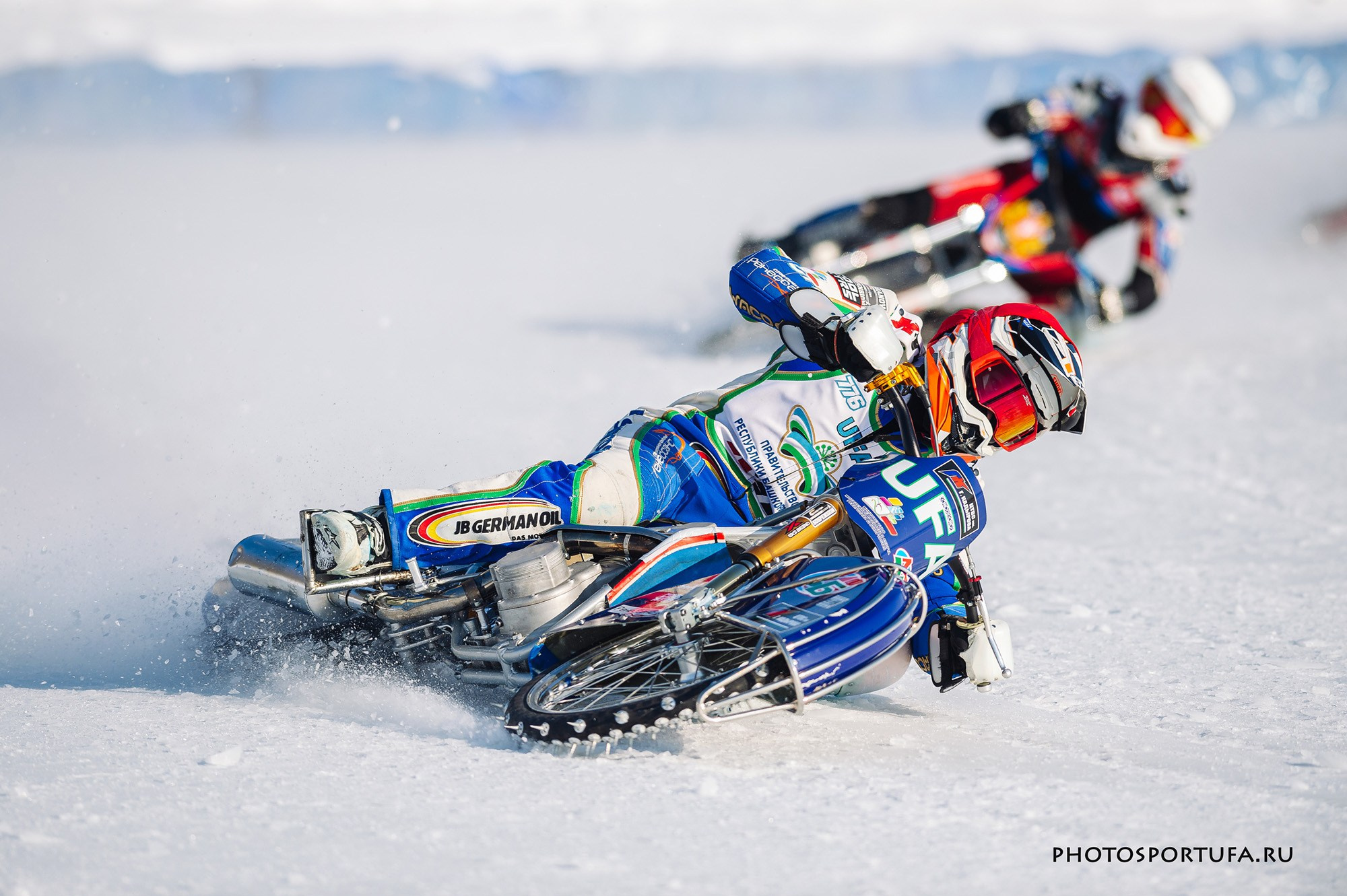 Мотогонку на льду. Спортивный фотограф в Уфе Евгений Буров