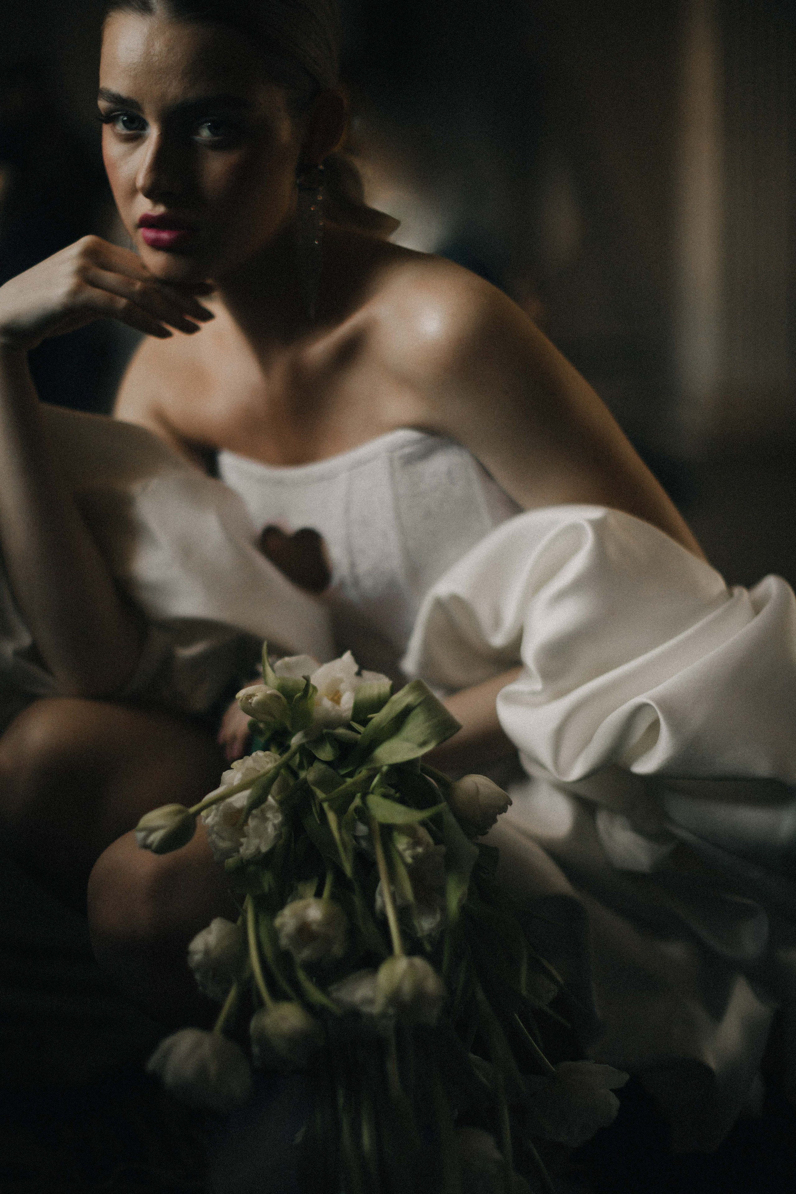 Счастливая пара позирует на свадебной фотосессии на фоне зеленой ткани в театре ,фэшн съемка ,топ 100 — свадебный фотограф Алена Межевова