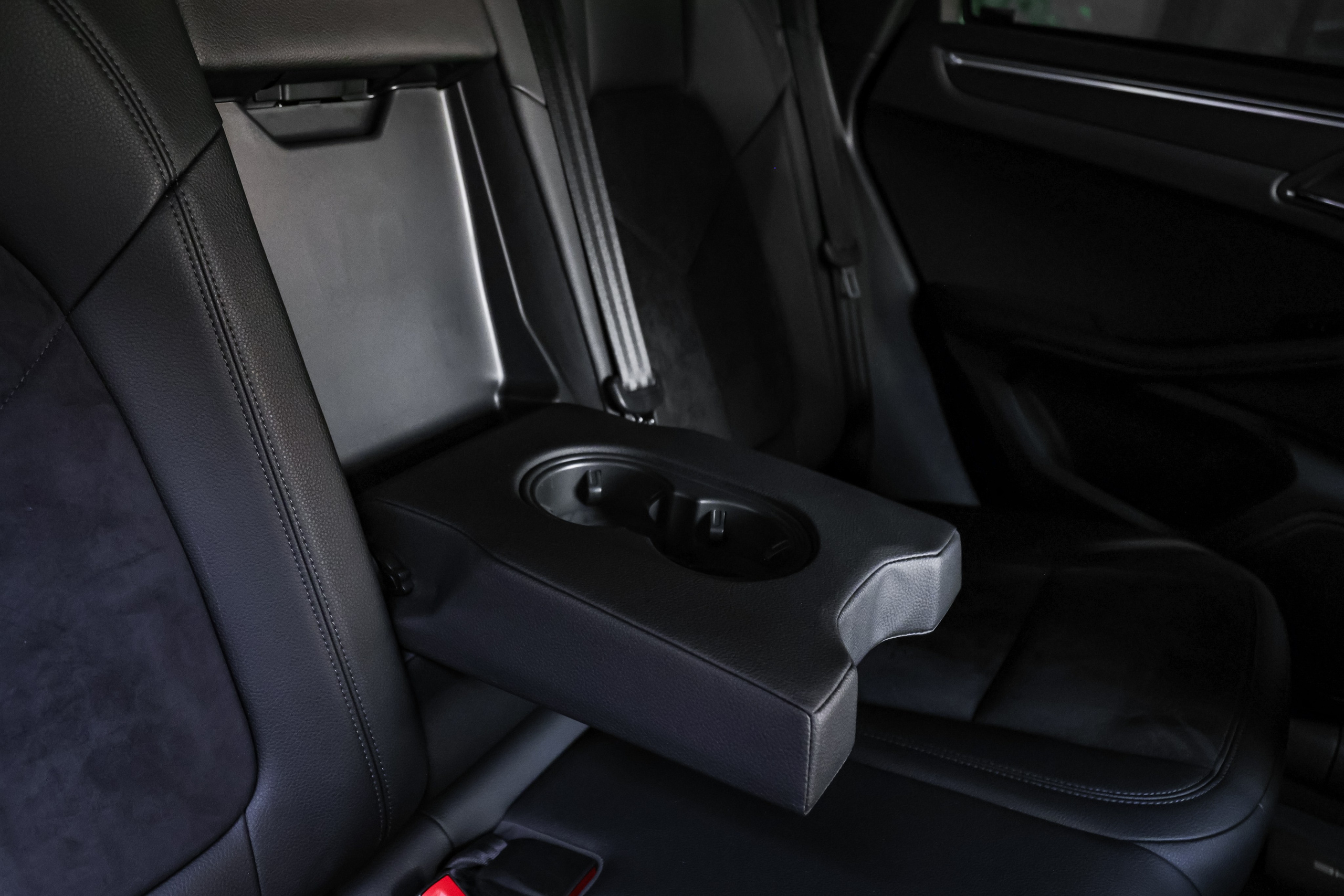 2020 PORSCHE MACAN. Mixturecaptures