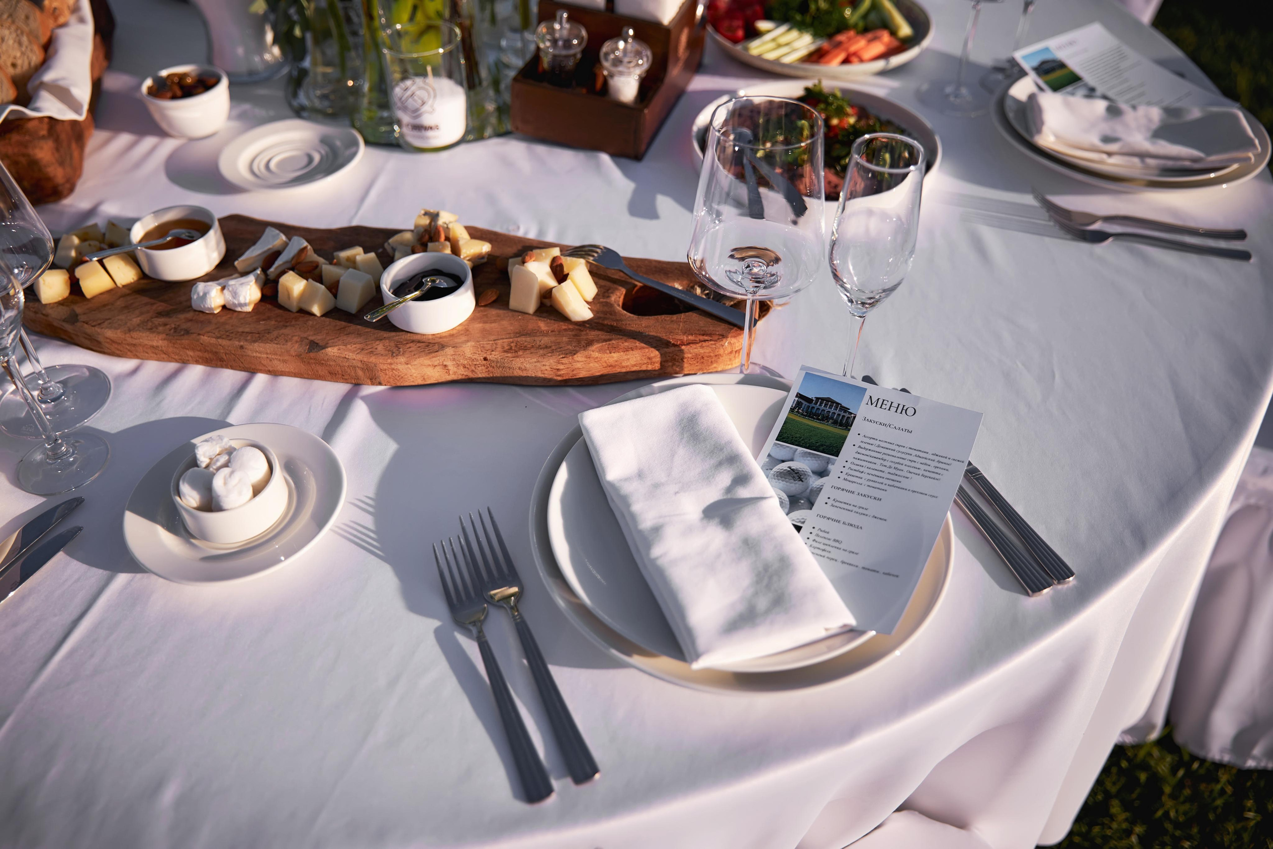 Камерная свадьба для самых близких в окружении моря, гор и гольфа!. ТВИНС СТУДИО — лучшие свадебные фотографы и видеографы в Краснодаре