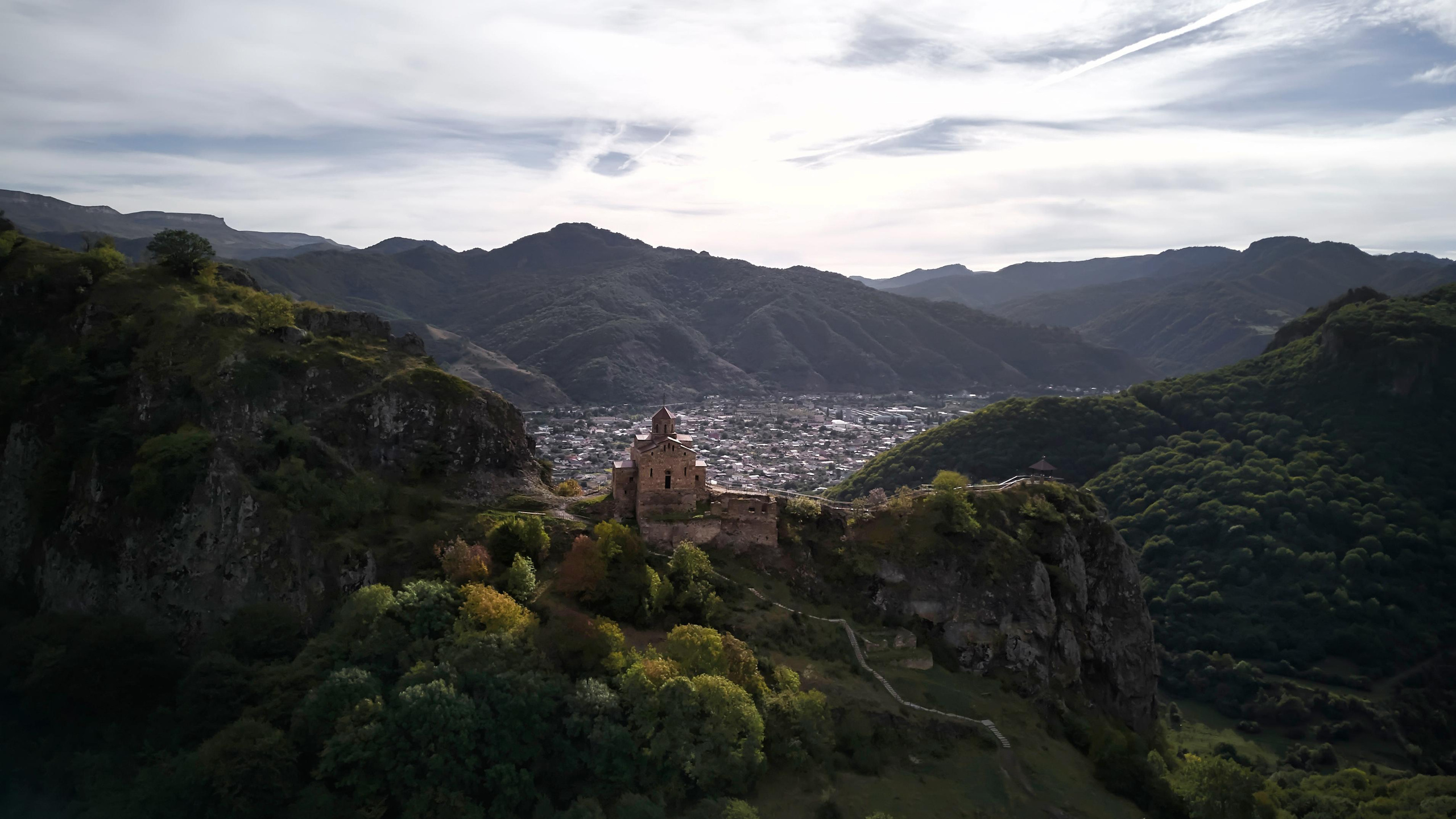 Love Story в Домбае глазами TWINS STUDIO. ТВИНС СТУДИО — лучшие свадебные фотографы и видеографы в Краснодаре