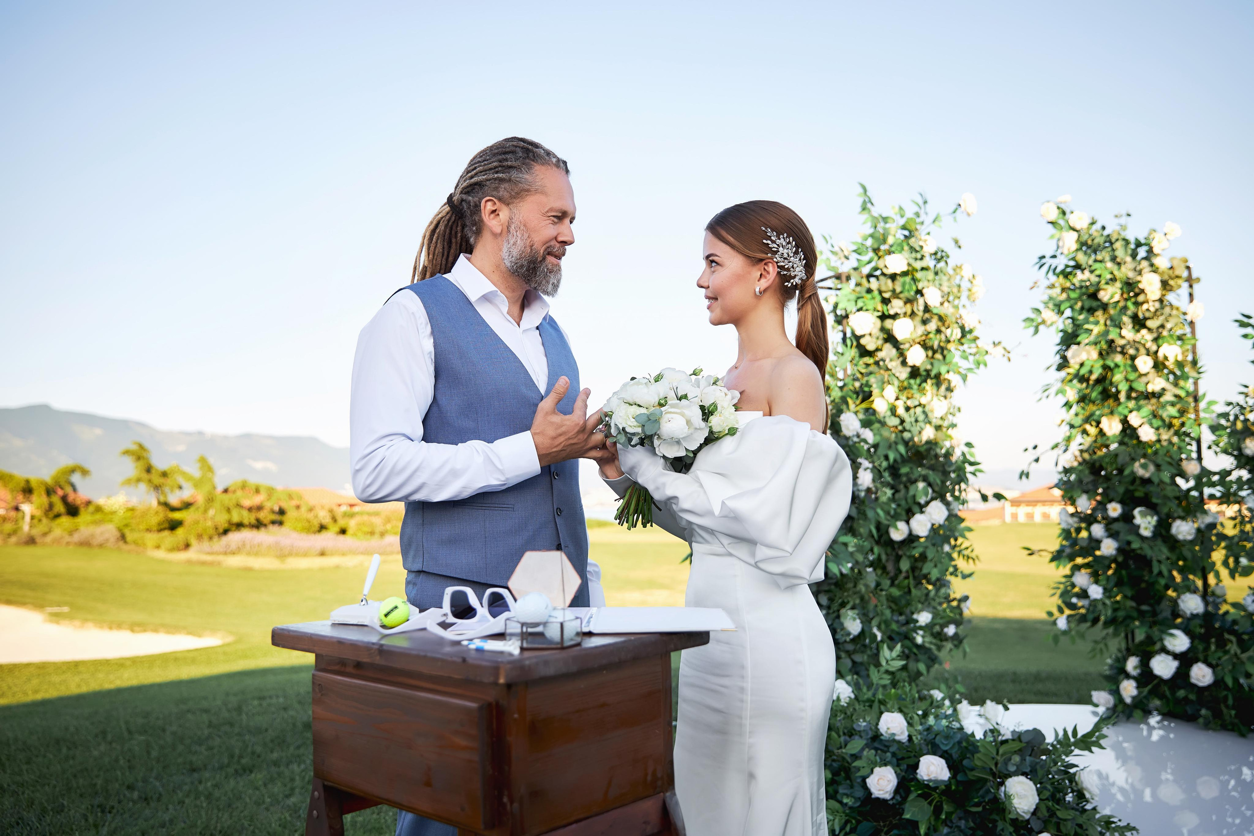 Камерная свадьба для самых близких в окружении моря, гор и гольфа!. ТВИНС СТУДИО — лучшие свадебные фотографы и видеографы в Краснодаре