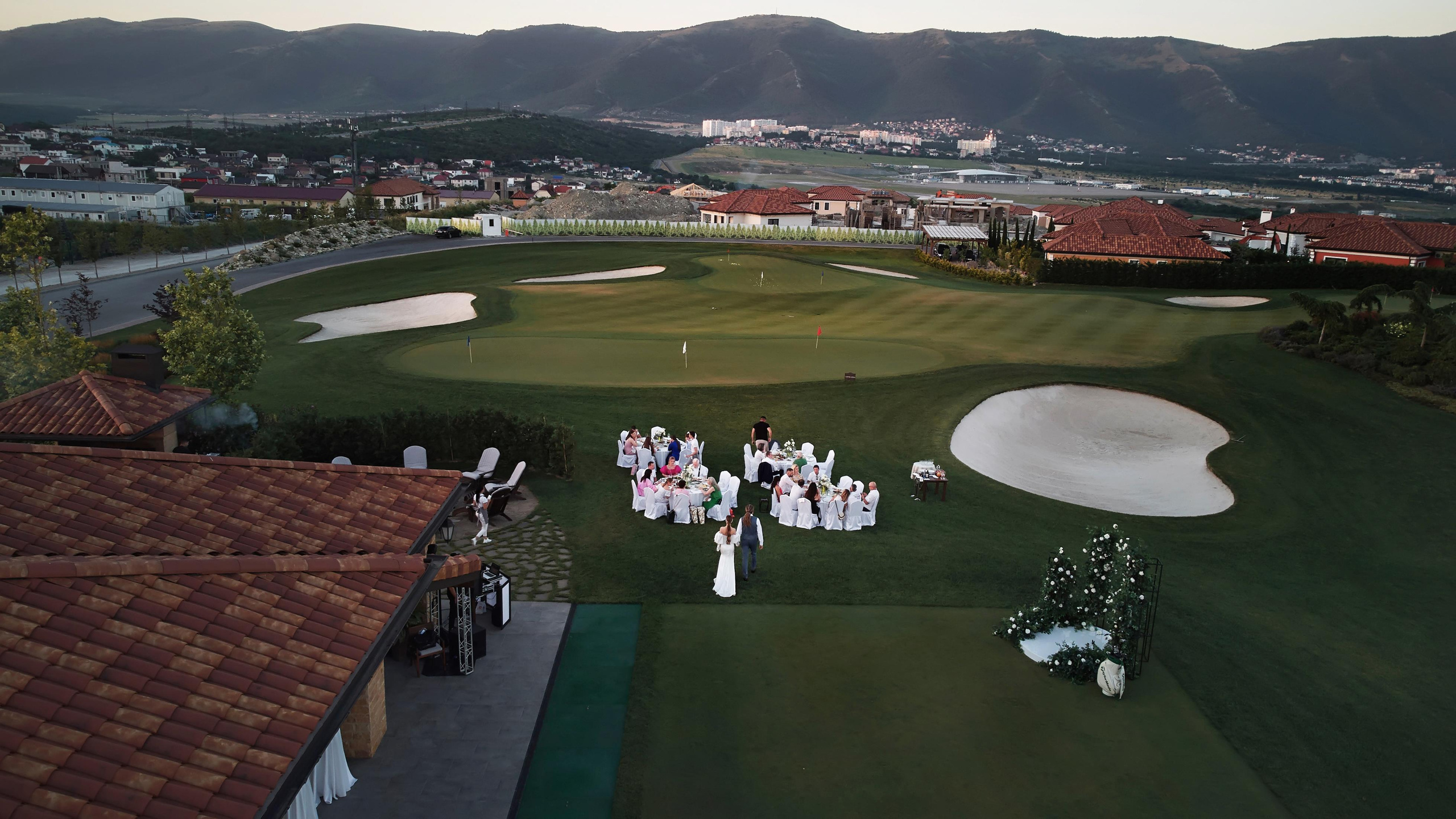 Камерная свадьба для самых близких в окружении моря, гор и гольфа!. ТВИНС СТУДИО — лучшие свадебные фотографы и видеографы в Краснодаре