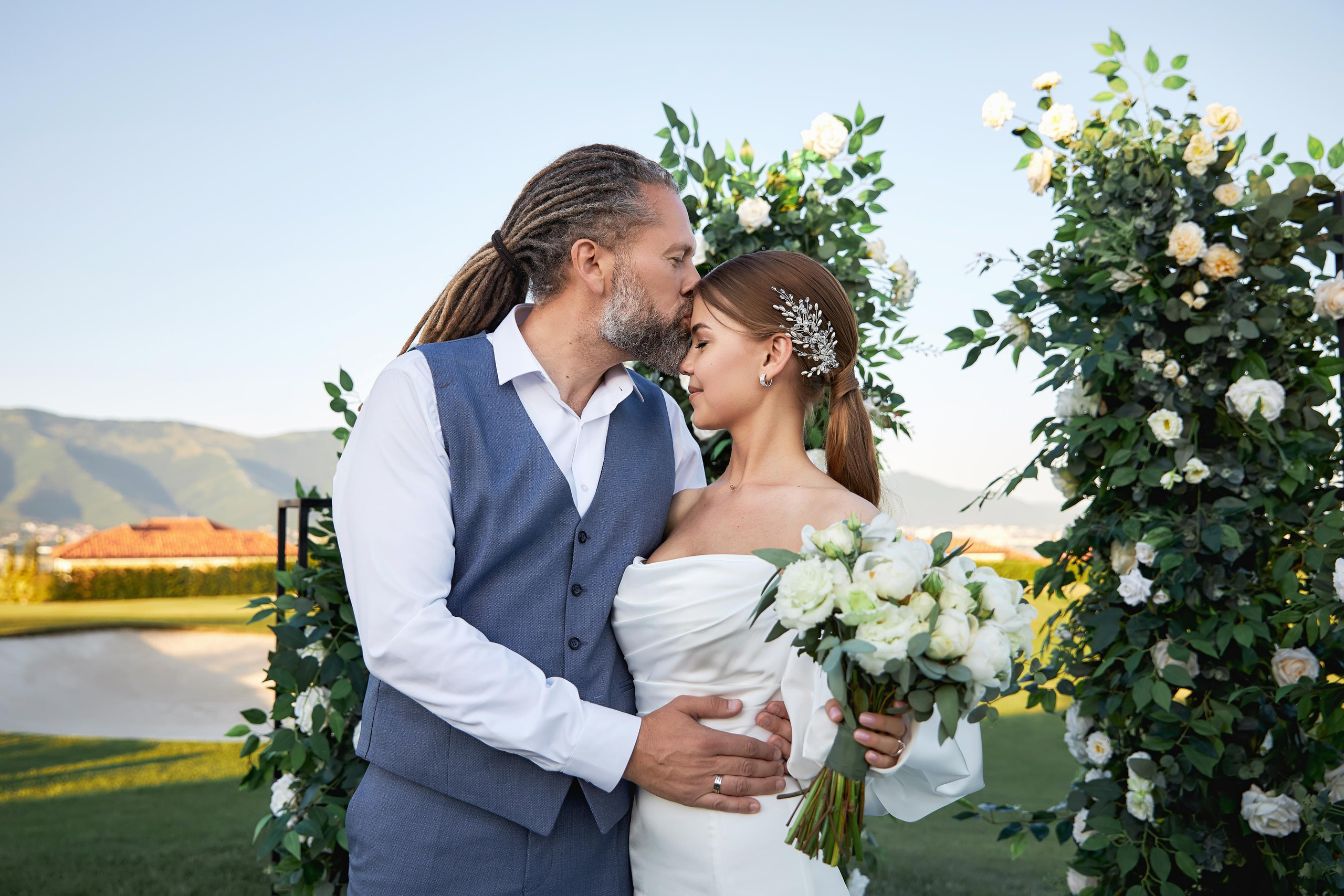 Камерная свадьба для самых близких в окружении моря, гор и гольфа!. ТВИНС СТУДИО — лучшие свадебные фотографы и видеографы в Краснодаре