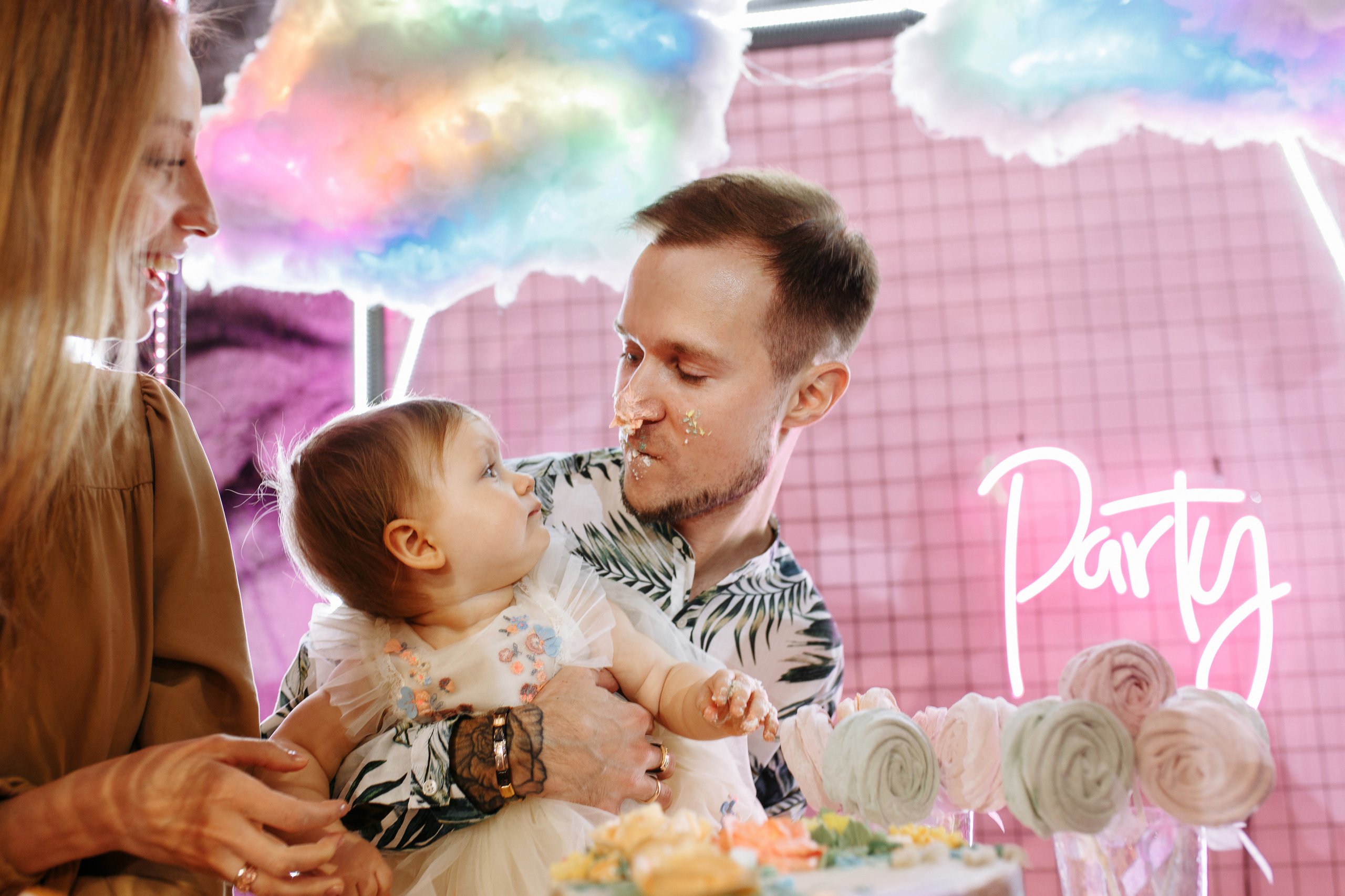 Семейная фотосъёмка первого дня рождения принцессы Лии. ТВИНС СТУДИО — лучшие свадебные фотографы и видеографы в Краснодаре