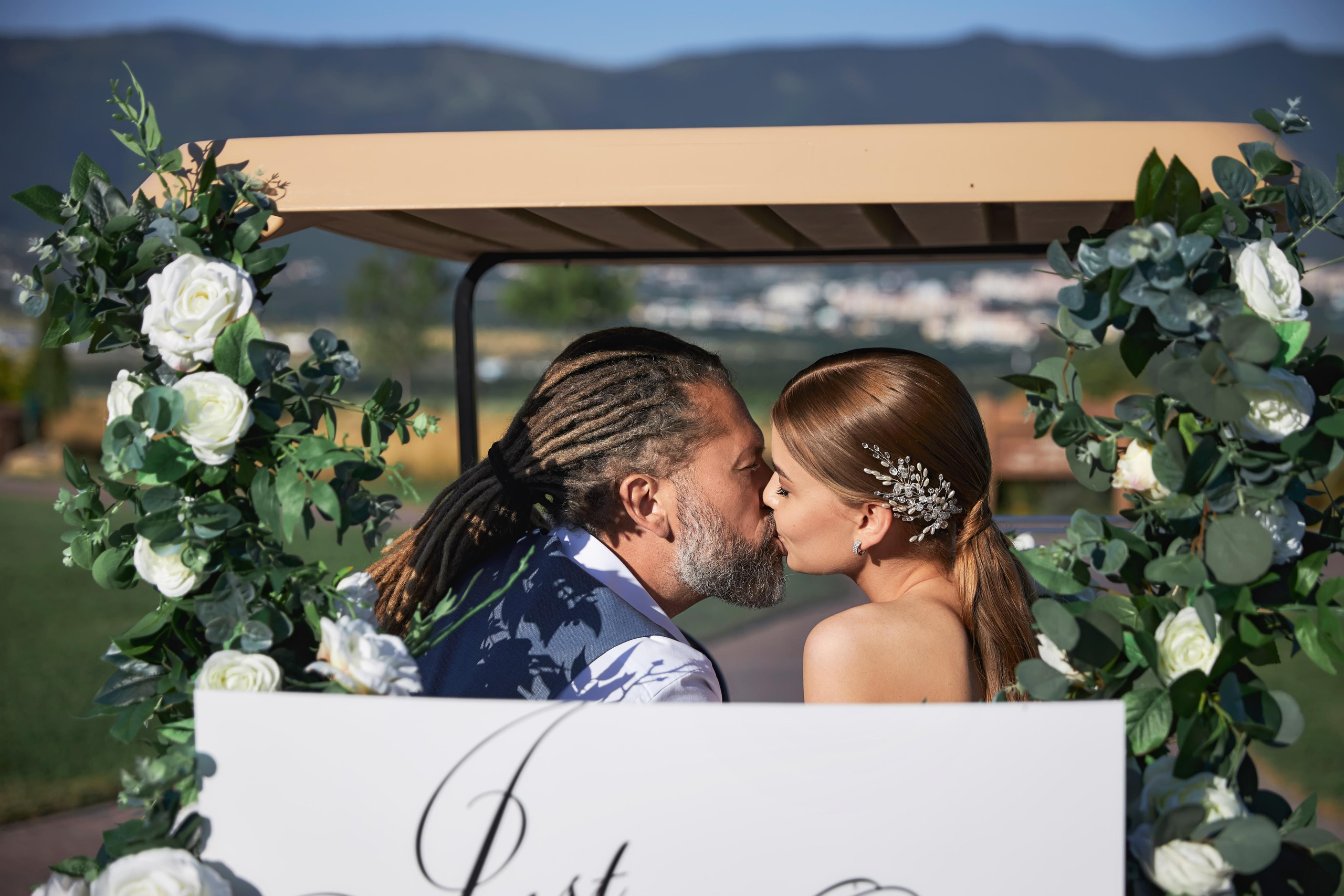 Камерная свадьба для самых близких в окружении моря, гор и гольфа!. ТВИНС СТУДИО — лучшие свадебные фотографы и видеографы в Краснодаре