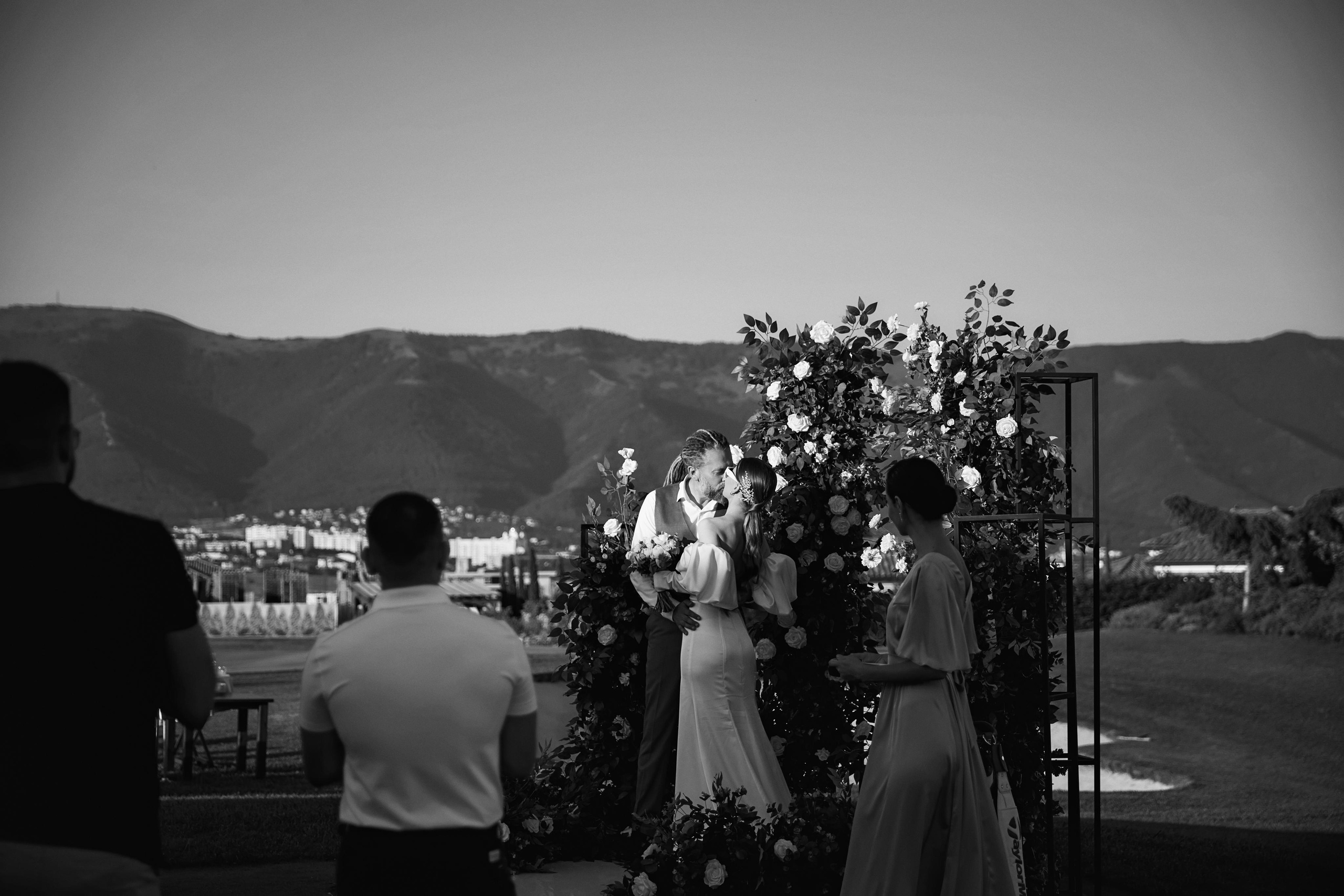 Камерная свадьба для самых близких в окружении моря, гор и гольфа!. ТВИНС СТУДИО — лучшие свадебные фотографы и видеографы в Краснодаре