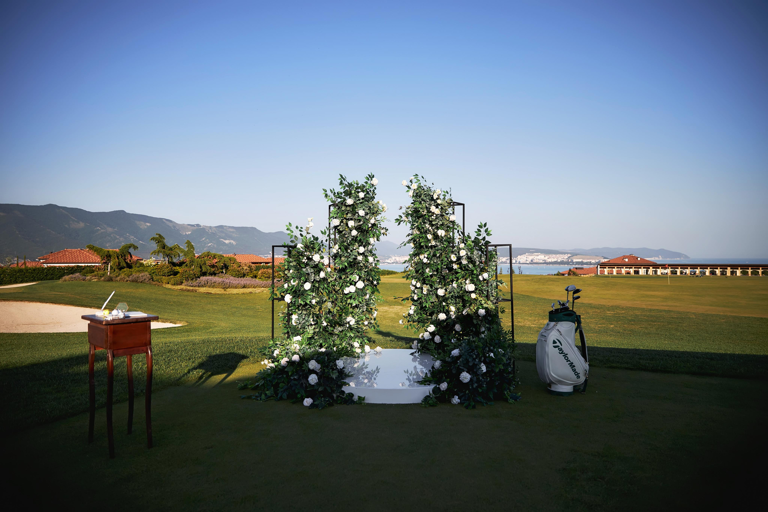 Камерная свадьба для самых близких в окружении моря, гор и гольфа!. ТВИНС СТУДИО — лучшие свадебные фотографы и видеографы в Краснодаре