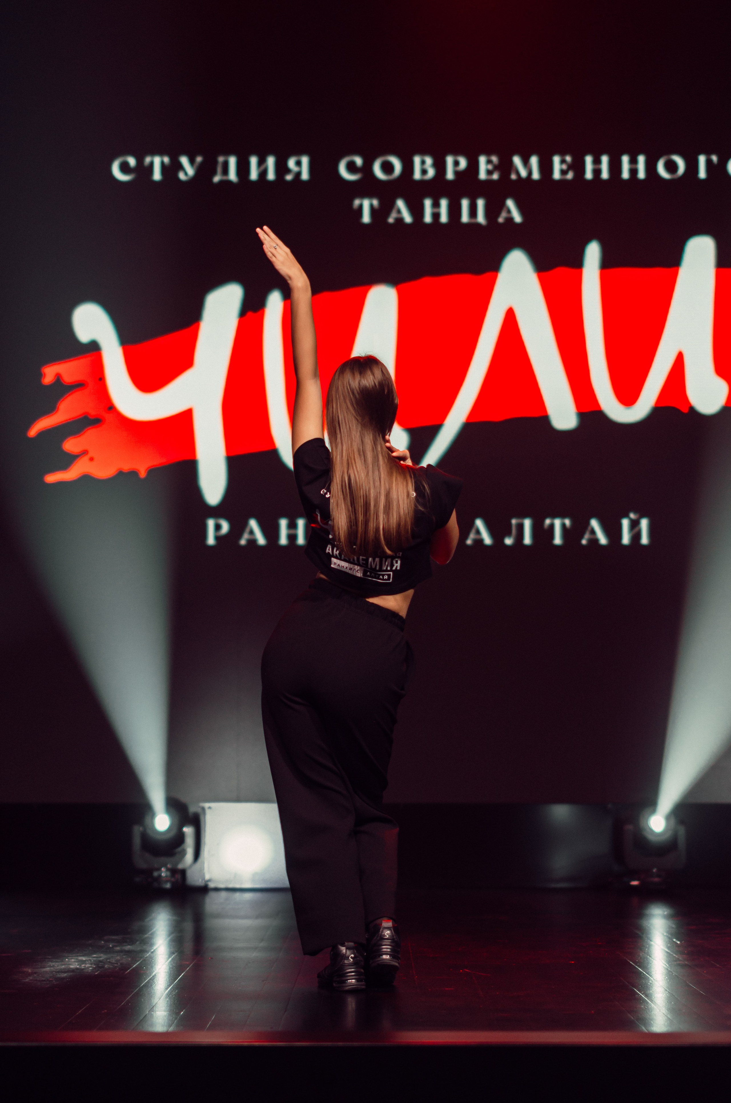 Групповая фотосъемка танцевального коллектива. Денисова Аля — фотограф для парных съемок и индивидуальных историй в Барнауле