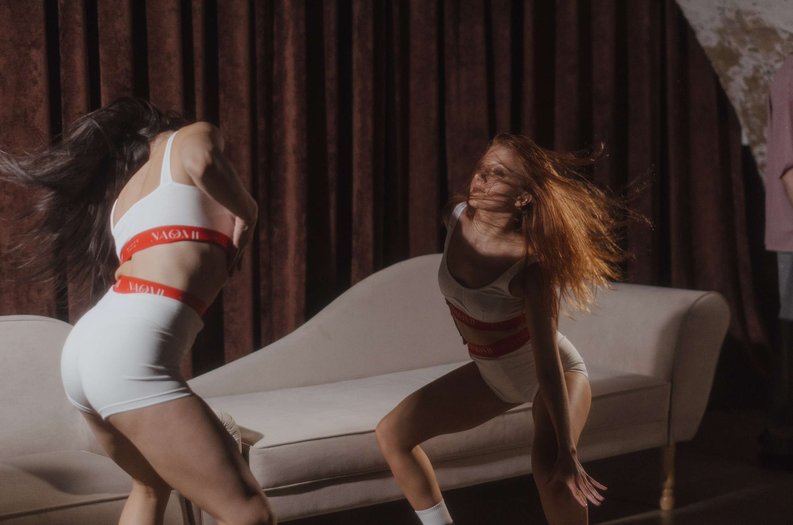 Фото-подглядки с видеосъемки танцевальной команды «Secret». Денисова Аля — фотограф для парных съемок и индивидуальных историй в Барнауле