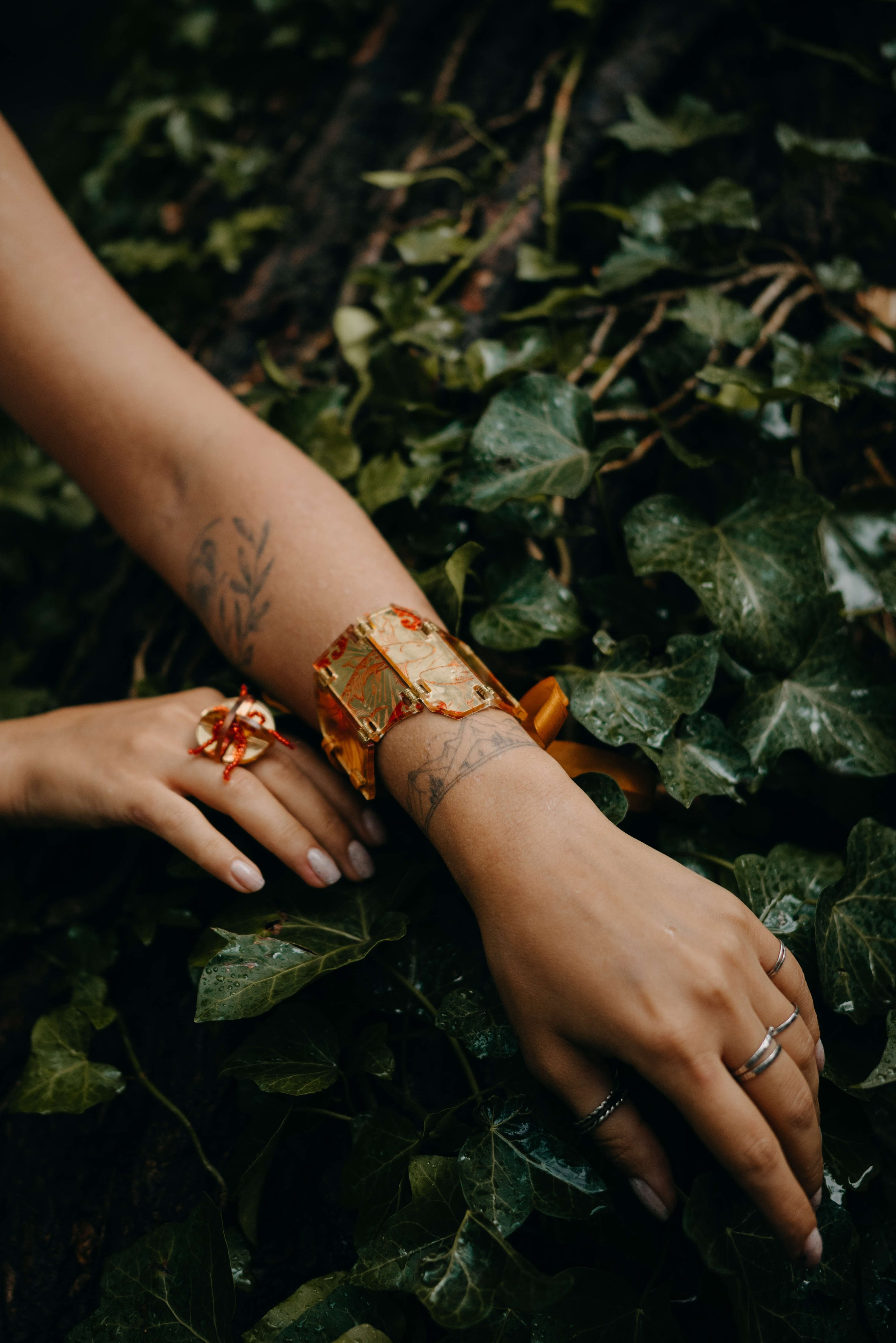 Съемка для бренда славянских украшений в лесу. Портретный и свадебный фотограф в Тбилиси • xeniqo