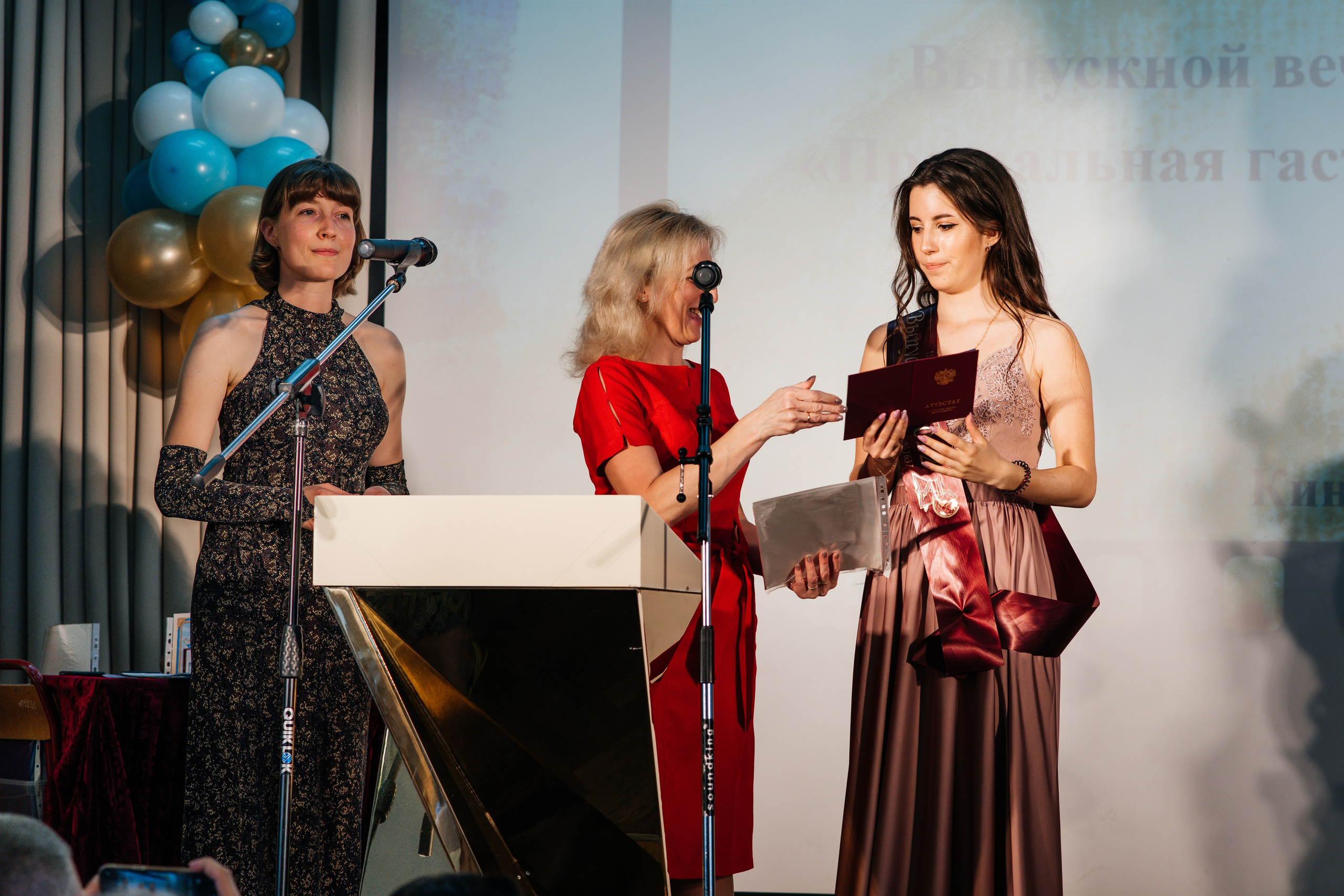 Вручение аттестатов. Выпускные альбомы в Подольске Москве и МО