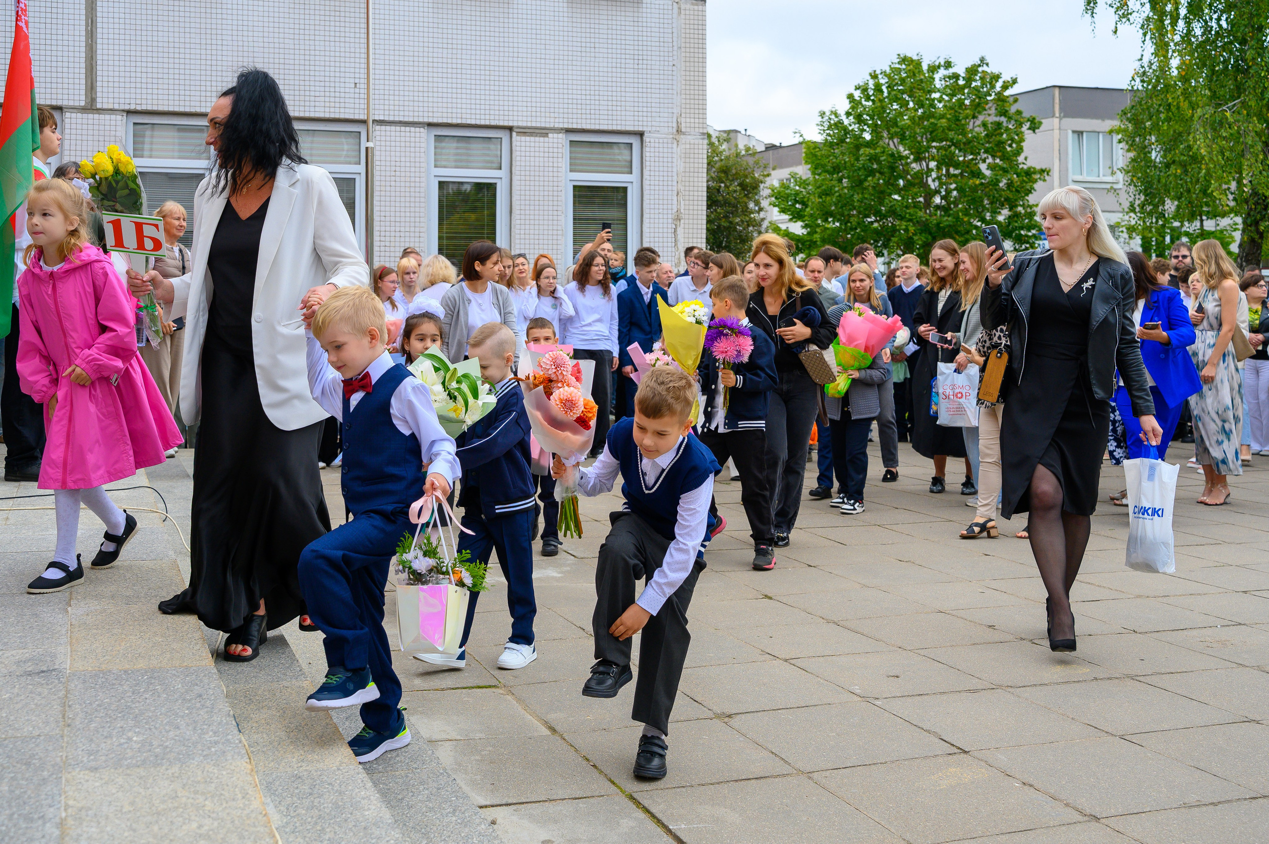 Вот звучит первый звонок, перед этим долгое приготовление к новому этапу в жизни, Яромир идет в школу. Фотоуслуги, услуги фотографа, фотографирование важных событий