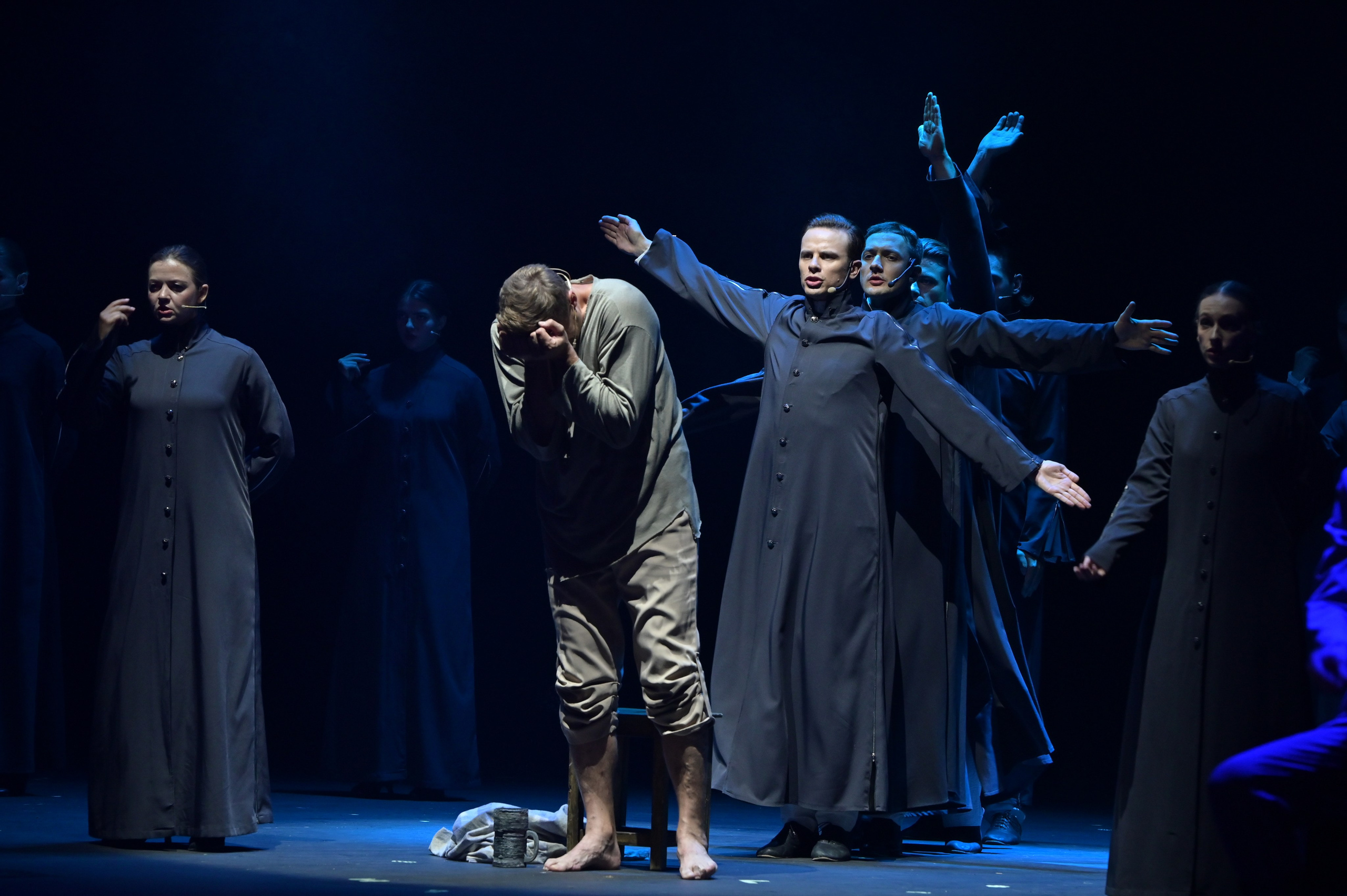 театр , актер , спектакль , мужчины актеры , премьера спектакля , фото с премьеры спектакля , фотографирование спектакля , съемка спектакля , репортажная съемка , танец , пластика динамика , мимика ,эстетика , выражения, эмоции т