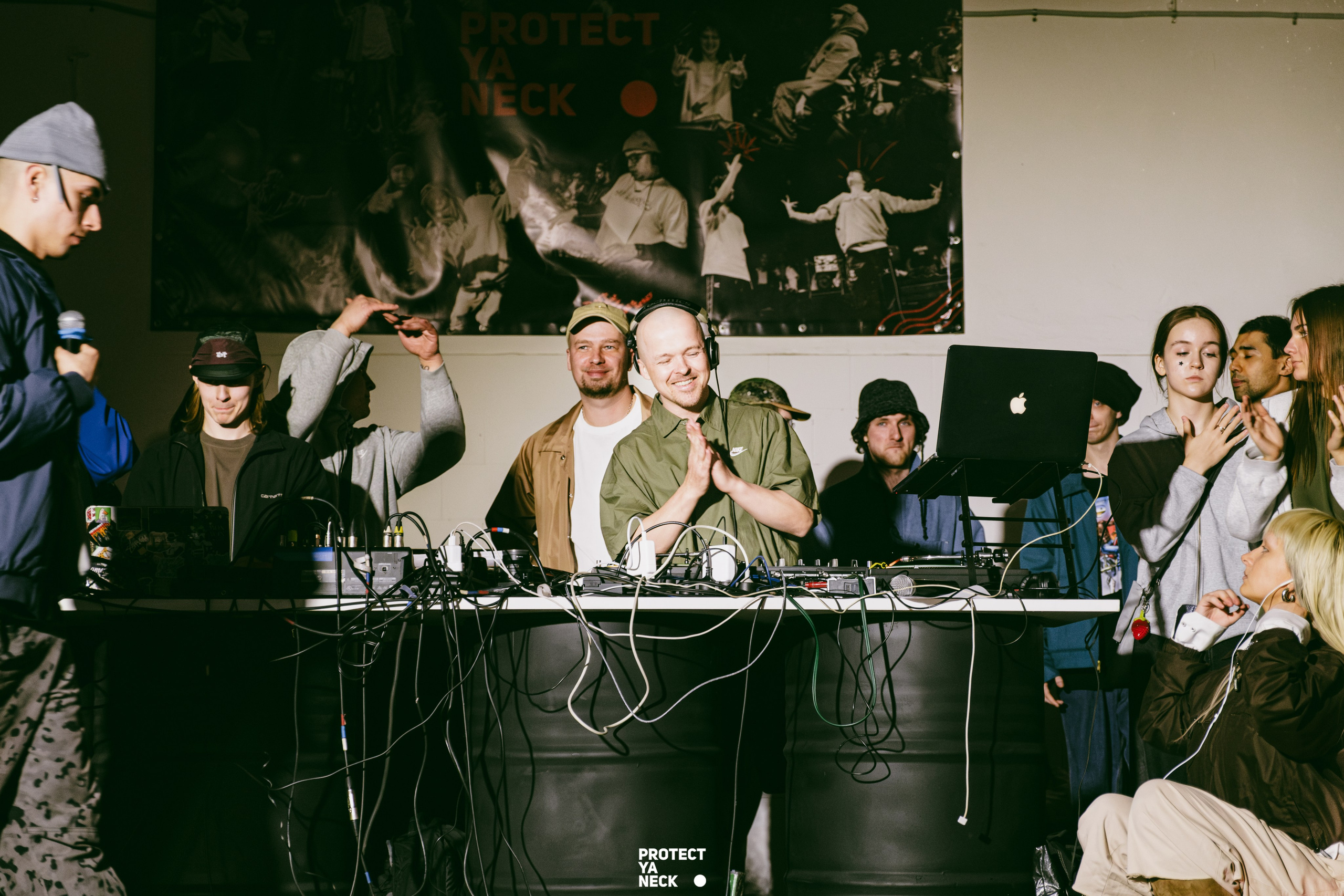PROTECT YA NECK 22/03 (@youlovebu). Соня бу тебя сфоткала