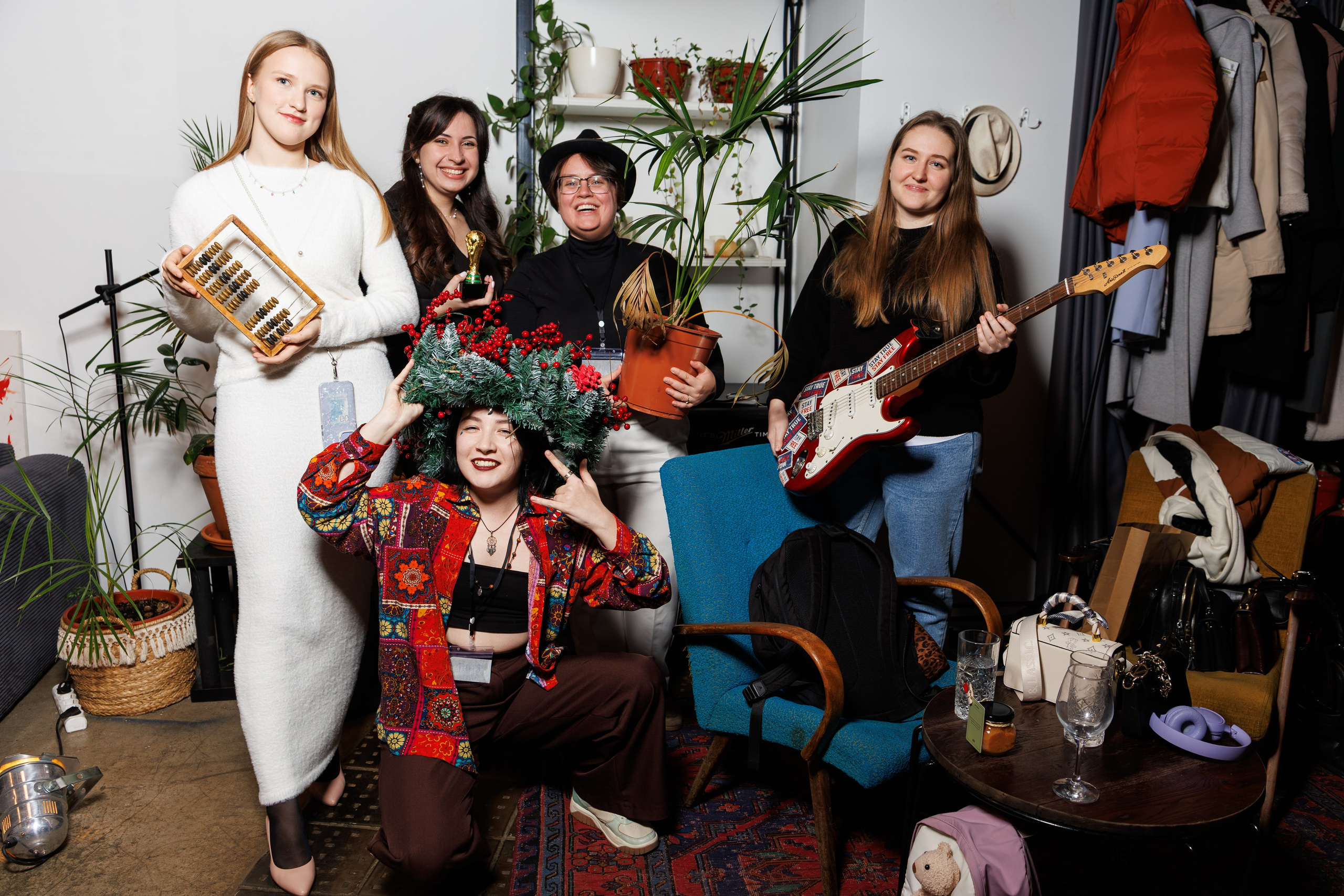 Групповая фотография девушек на корпоративном мероприятии в Москве.