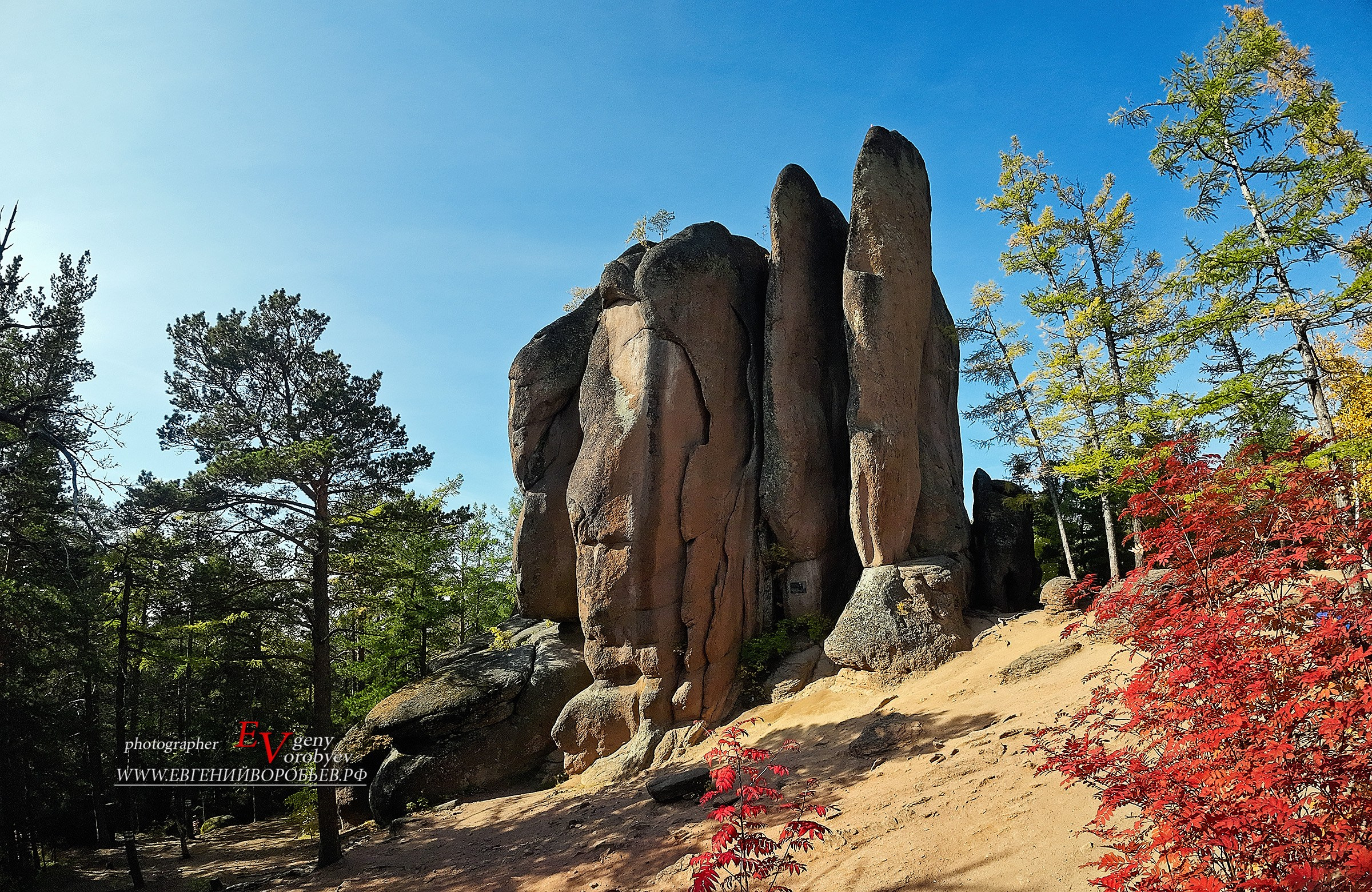Экскурсия национальный парк заповедник Красноярские столбы цена заказать забронировать фото тур интересные места достопримечательности что посмотреть где побывать в Красноярске  Туристический маршрут центральные столбы скала Перья Дед Львиные ворота первый второй столб Фотосессия фотограф Красноярск природа пейзаж аэросъёмка с FPV дрона квадрокоптера