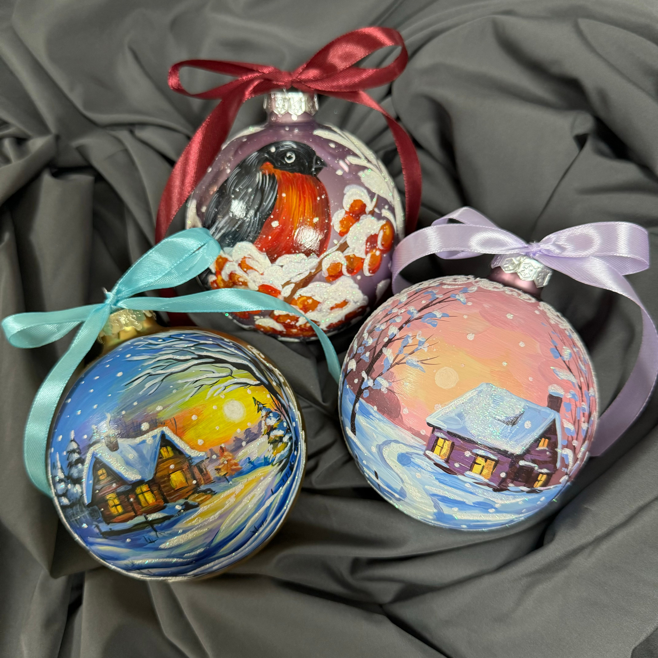 ArtSHARm- наше портфолио по ёлочным шарам с ручной росписью. Художественная ручная роспись елочных шаров, корпоративные подарки и восковые аромасвечи
