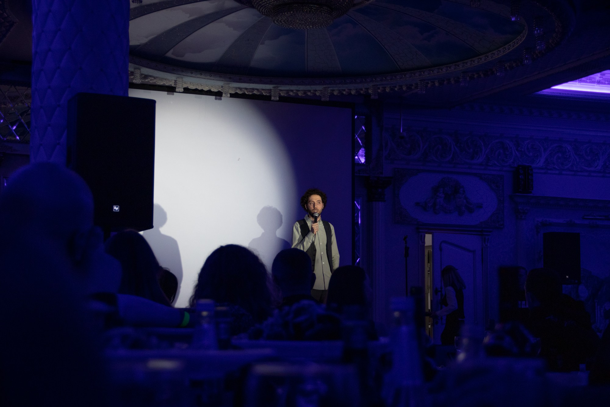 Выступление стендап-комика Дмитрий Романов. Репортажный, промышленный и маркетплейс-фотограф Дмитрий Чернат