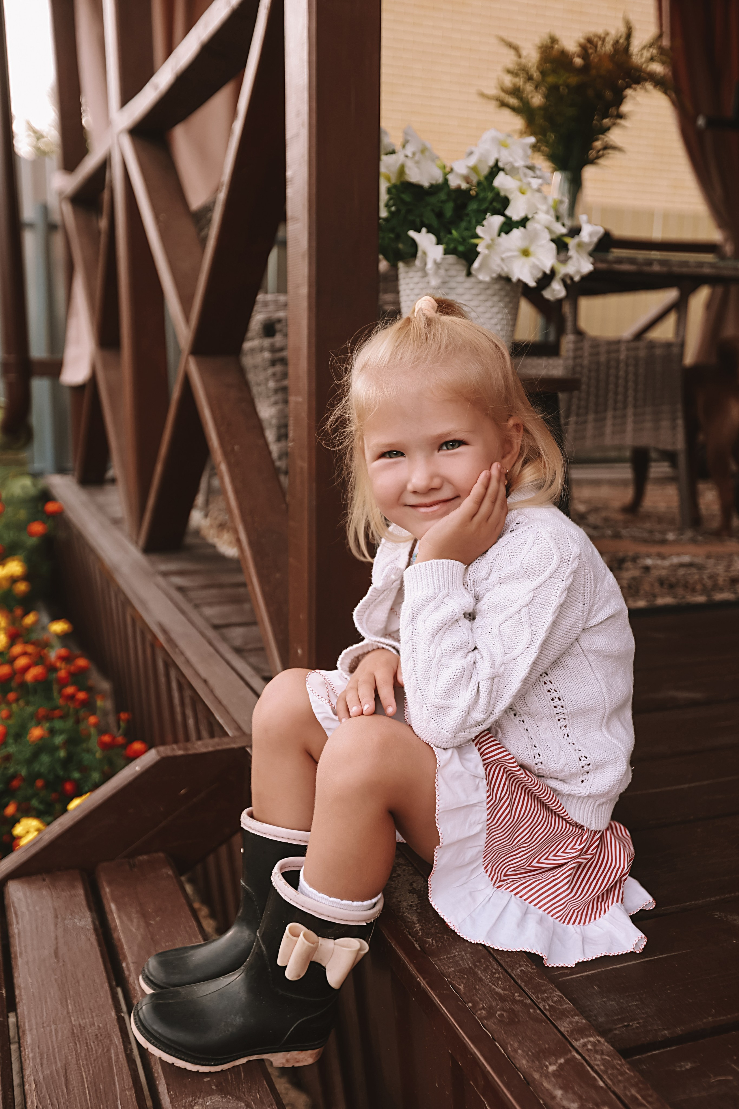 У дома. Семейный фотограф Тюмень, фотограф на роды Салмина Мария