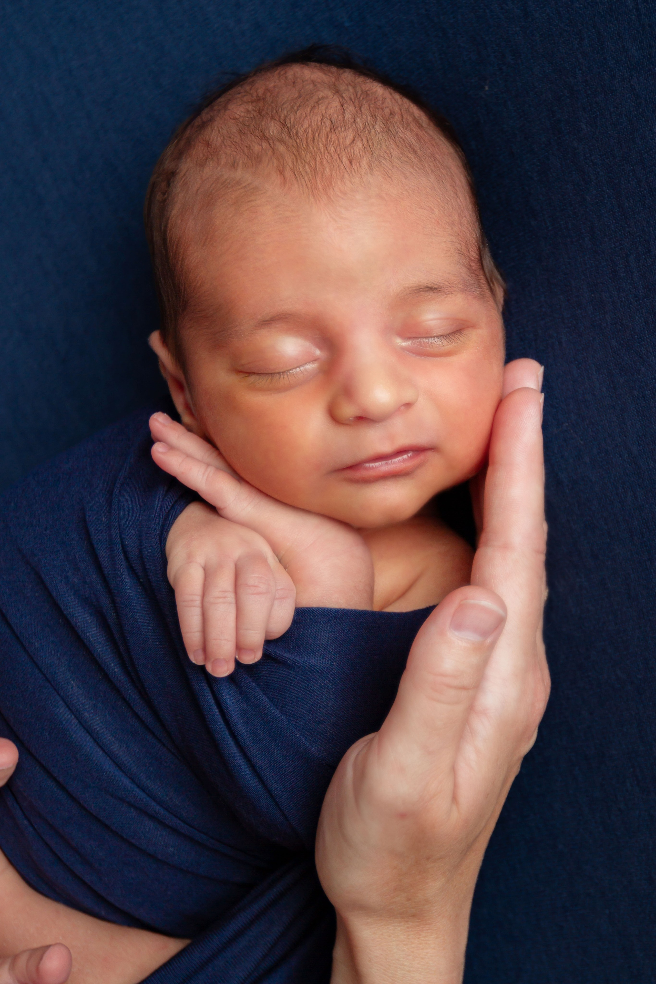 Малыш на темном фоне